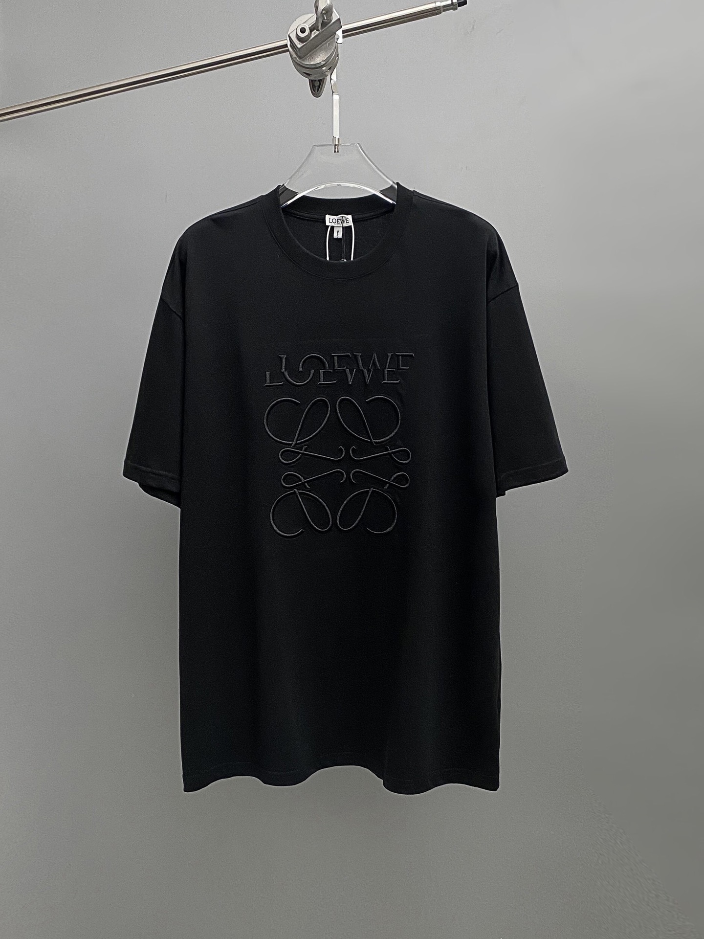 🅿️110 Loew* 24 primavera/verano camiseta con bordado irregular. ¡Las influencers lo han compartido! El bordado del log…