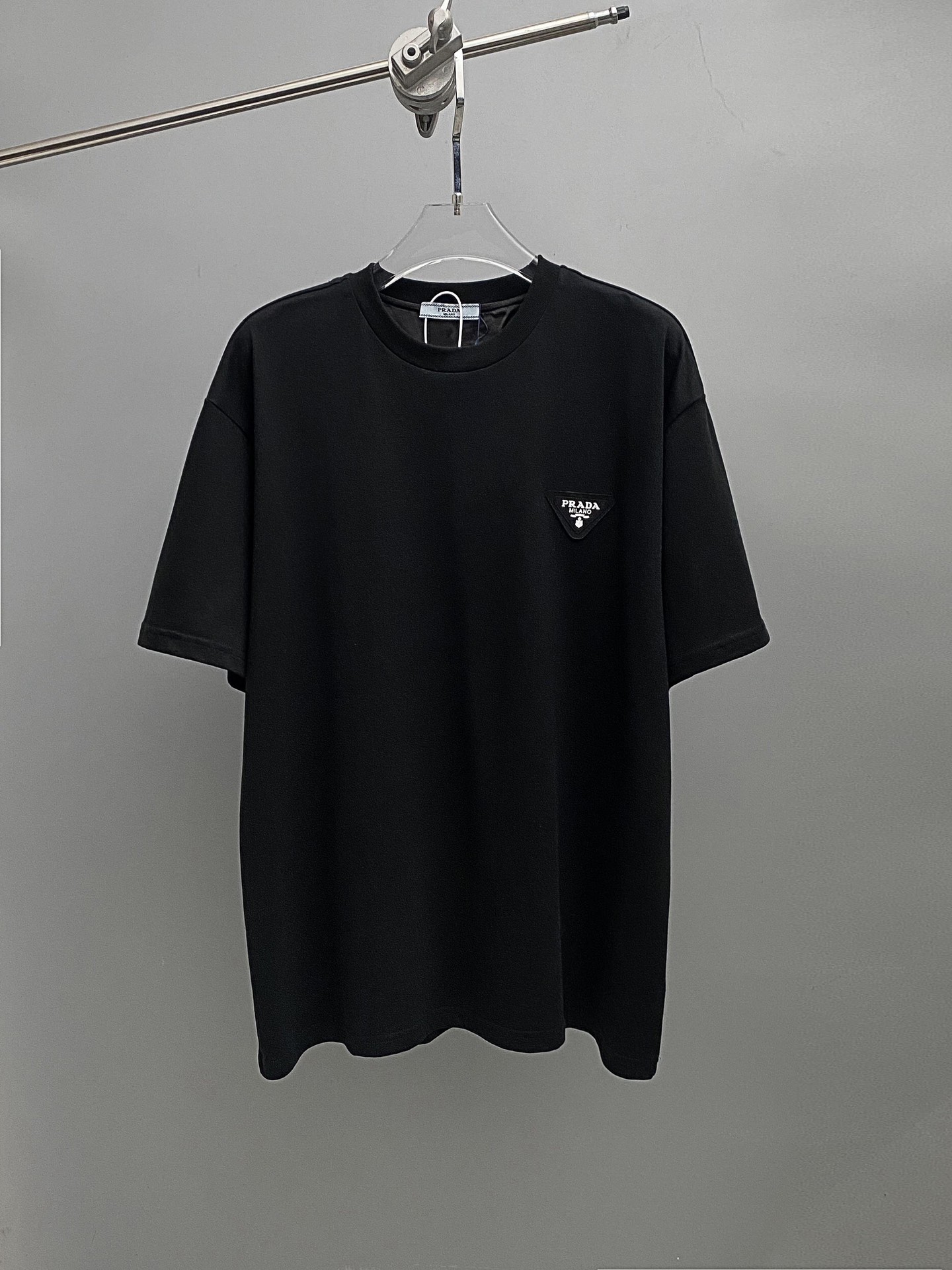PR·Camiseta con decoración de triángulo de seda, algodón peinado de punto liso, textura fina y suave, elástica, cómoda …