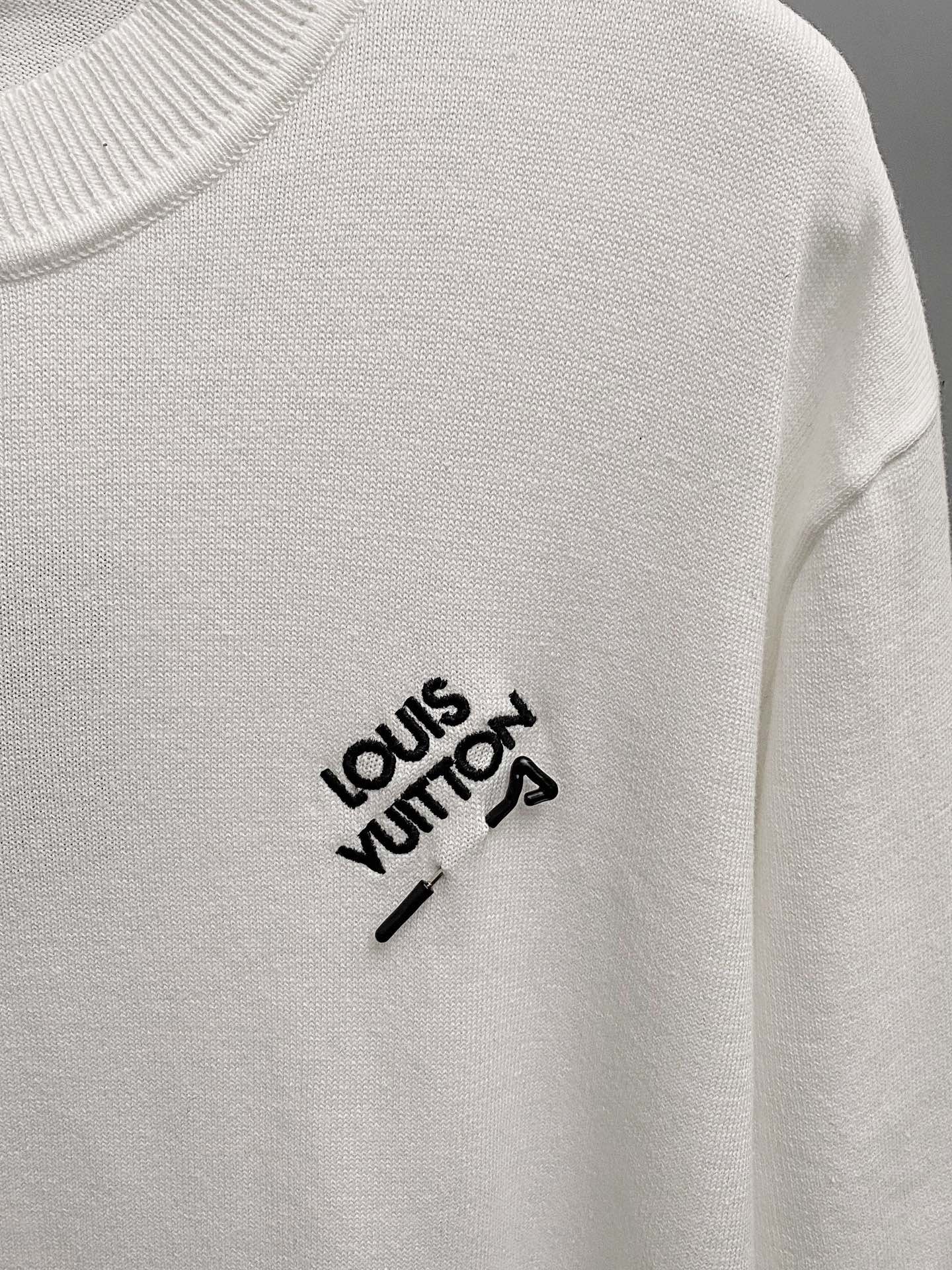 🔥🔥 LV/路易 经典不过时别针扣针织短袖 面料采用定织定染全精梳100%棉纱编织  胸前字母采用高密度