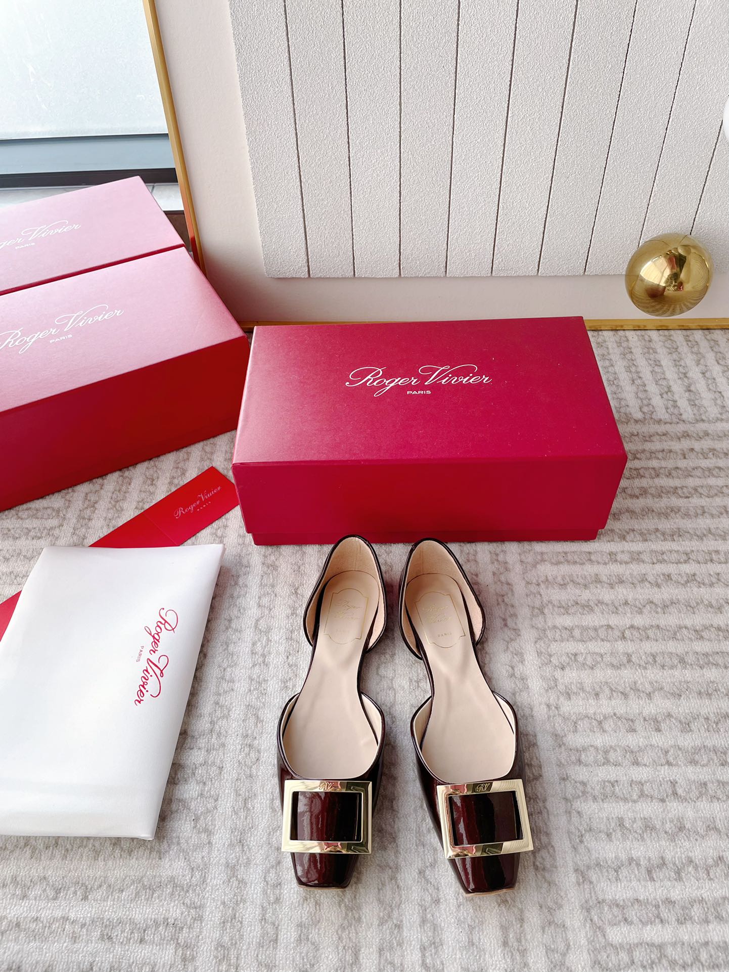 NO:679496,Ready stock * (inspection level) RV is the fashion benchmark in the shoe industry. The classic square buckle is the brand's symbol. It's hard not to like it. It matches most of the clothes in your wardrobe for work. It's simple and tasteful for dates. Let's call out the classic square buckle shoes again!  You can really buy this series with your eyes closed. Just pick the colors according to your preference. They are very versatile. The styles will not go out of style after being worn for several years. Moreover, the upper body of various clothes is easy to control and not picky. It can also hold up the scene in daily life or important occasions. It can be delicate or cool, and the upper body is full of temperament~ Original genuine leather outsole. Material: Original customized patent leather. Imported sheepskin lining. Original hardware 11 custom square buckles.  Size 34-41, size 34/40/41 customized, high flat heel/2.5 low heel/4.5 straight heel/4.5 slant heel/7.5 stiletto heel, shoe box with original full set of packaging, single shoes, sheepskin, Leather soles19860909现货 *（验货级别） RV作为鞋界时尚标杆 经典方扣是品牌的标志 很难让人不喜欢 搭配你衣橱里大部分衣服上班 约会都简洁不失品味 又来给经典款方扣单鞋打call咯！ 这个系列真的可以闭眼入哦, 颜色按喜好去pick就好,都很百搭 版型随便穿几年都不会过时, 并且各种衣服上身都好驾驭且不挑, 日常或者是重要场合也都撑得住场面的, 可精致可酷飒,上身气质感满满~ 鞋底原版真皮大底 材质:原版定制漆皮 内里进口羊皮内里 五金原版11定制方扣 码数34-41码34/40/41定制 跟高平底/2.5低跟/4.5直跟/4.5斜跟/7.5细跟 鞋盒配原版全套包装,单鞋,sheepskin,Leather soles,Women's Shoes