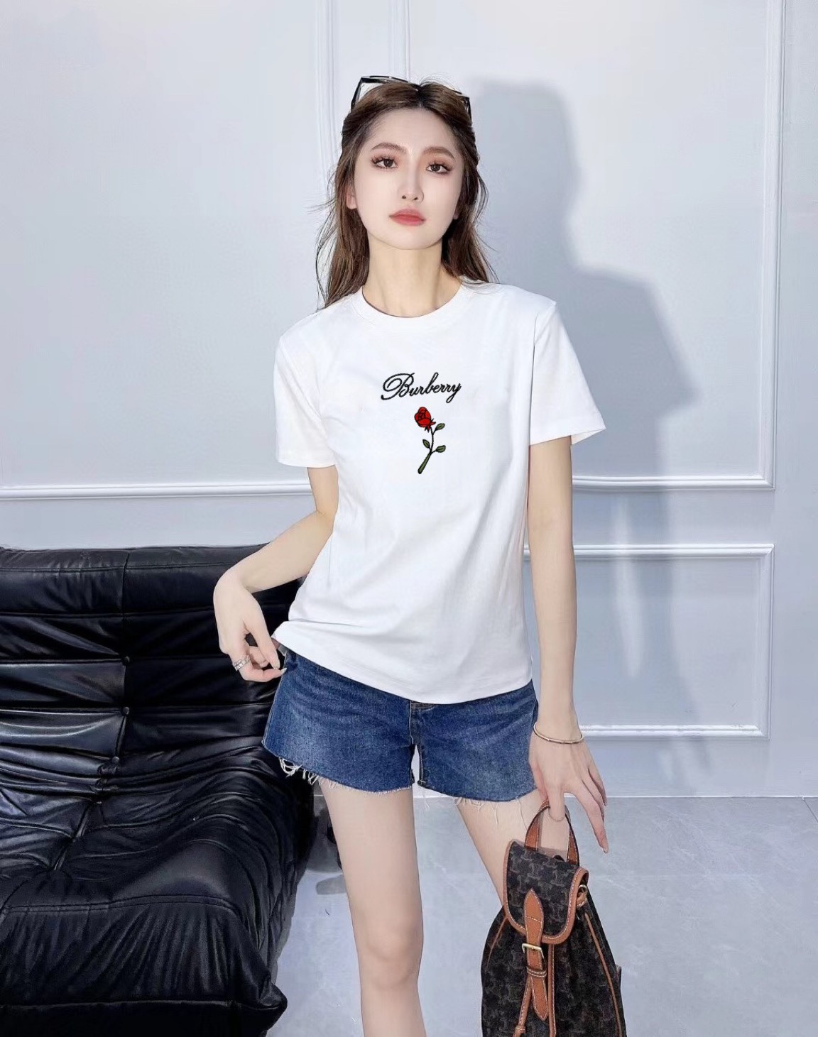 NO:665987,Burba family!  Counter style!  Round neck mercerized cotton short-sleeved T-shirt with rose pattern and letters logo embroidered on the chest!  All three standards are complete!  Two colors!  Size S/M/L, shipped from stock!  (M size bust 94, length 61),,burberry,burberry,T-shirt,tees,t-shirt, 19860909Bur巴家！专柜款！胸前刺绣字母logo玫瑰图案圆领丝光棉短袖T恤！三标齐全！两色！码数S/M/L,现货发！(M码胸围94衣长61),,burberry,burberry,T-shirt,tees，t-shirt, ,Women's clothing