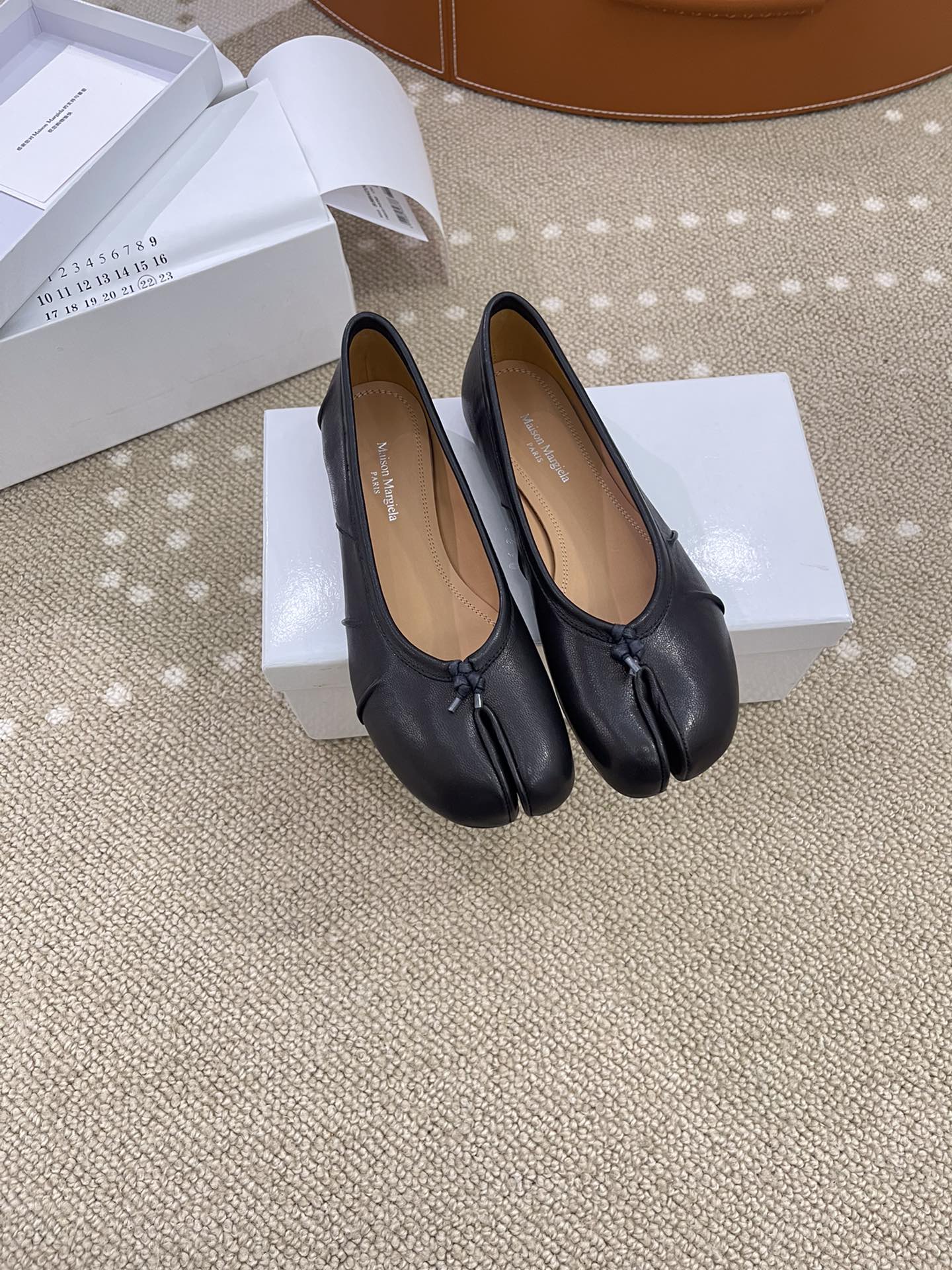 NO:694310,MaisonMargiela 2025 new model Martin Margiela, classic style split-toe single shoes. Half support. Comfortable upper foot, original fabric material. Lining foot pad water-dyed cowhide. Size: 35-40. (40 41 customized) outsole genuine leather sole with full package, split-toe shoes, masion margiela, cowhide19860909MaisonMargiela 2025新款马丁·马吉拉,金典款分趾单鞋. 半托. 上脚舒适, 面料原版材料 内里垫脚水染牛皮 码数；35-40.（40 41订做） 大底真皮底 配全套包装,分趾鞋,masion margiela,cowhide,Women's Shoes