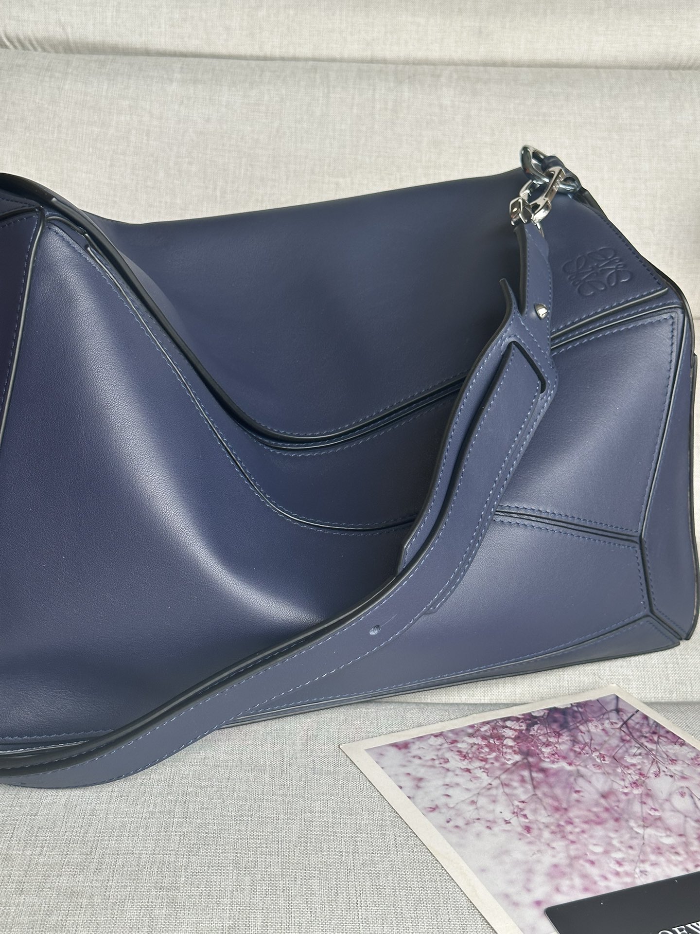 NO:175923,Genuine grade original leather version Model 3004 Loway Puzzle series extra-large handleless geometric puzzle model Ma Tianyu's same men's model as soft imported calf leather is made of precision cut and can be folded freely. Its bag mouth and back zipper pocket are equipped with adjustable long shoulder straps. Large space is super practical. It is also suitable for short trips! Size about 38x23x19.5cm, special grade Loewe, cowhide19860909正品级 原厂皮版本 型號3004 罗威Puzzle系列特大号无手柄 几何拼图款 马天宇同款男用款 采用柔软进口小牛皮 通过精密切割拼成 可自由折叠 其袋口及后幅拉链口袋 配置可调节的长肩带 空间大 超实用 也适合短途旅行喔！尺寸约38x23x19.5cm,特级罗意威,loewe,cowhide,Bag