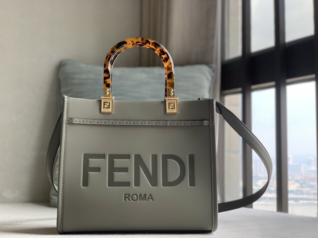Fendi Sunshine small tote bag in Fendi gray calfskin, decorated with hot-stamped FENDI ROMA lettering and hard tortoise-effect Plexiglas handles.