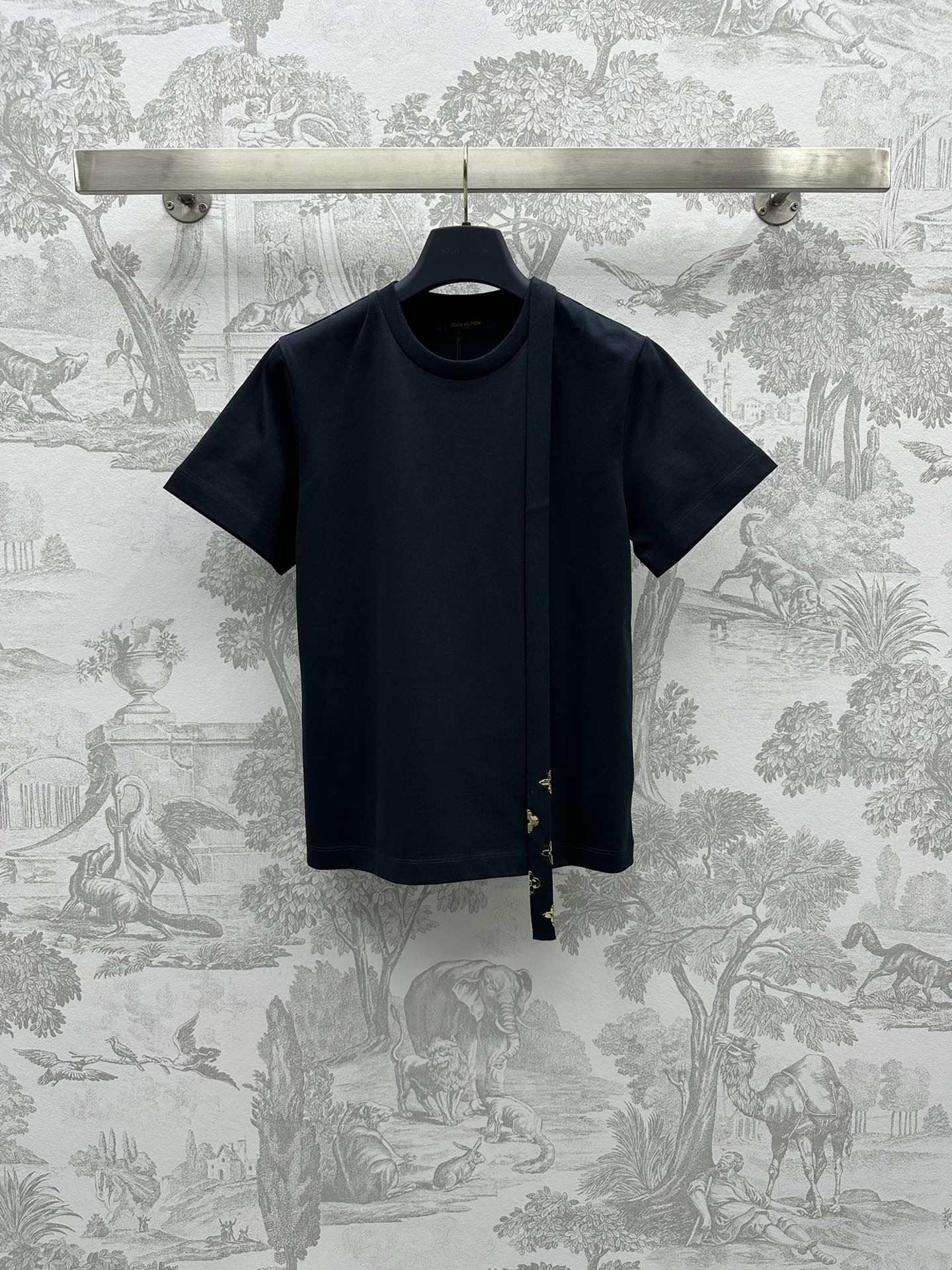 NO:696650,Louis Vuitto* new product launched streamer short-sleeved T customized YB imported cotton material mercerized process to present a high-end texture decorated with neck ribbon design presbyopia metal embellishment casual yet full of temperament surface accessories development round neck slim regular version tailoring upper body to modify the body shape fashionable and versatile high version 2 colors, louis vuitton, T-shirt,19860909Louis Vuitto*新品上架飘带短袖T定制YB进口全棉材质 丝光工艺处理 呈现高级质感 饰以领口飘带设计 老花金属点缀 休闲的同时又气质十足 面辅料开发 圆领修身常规版型剪裁 上身修饰身形 时髦百搭  高版本2色,,louis vuitton,T-shirt,,Women's clothing