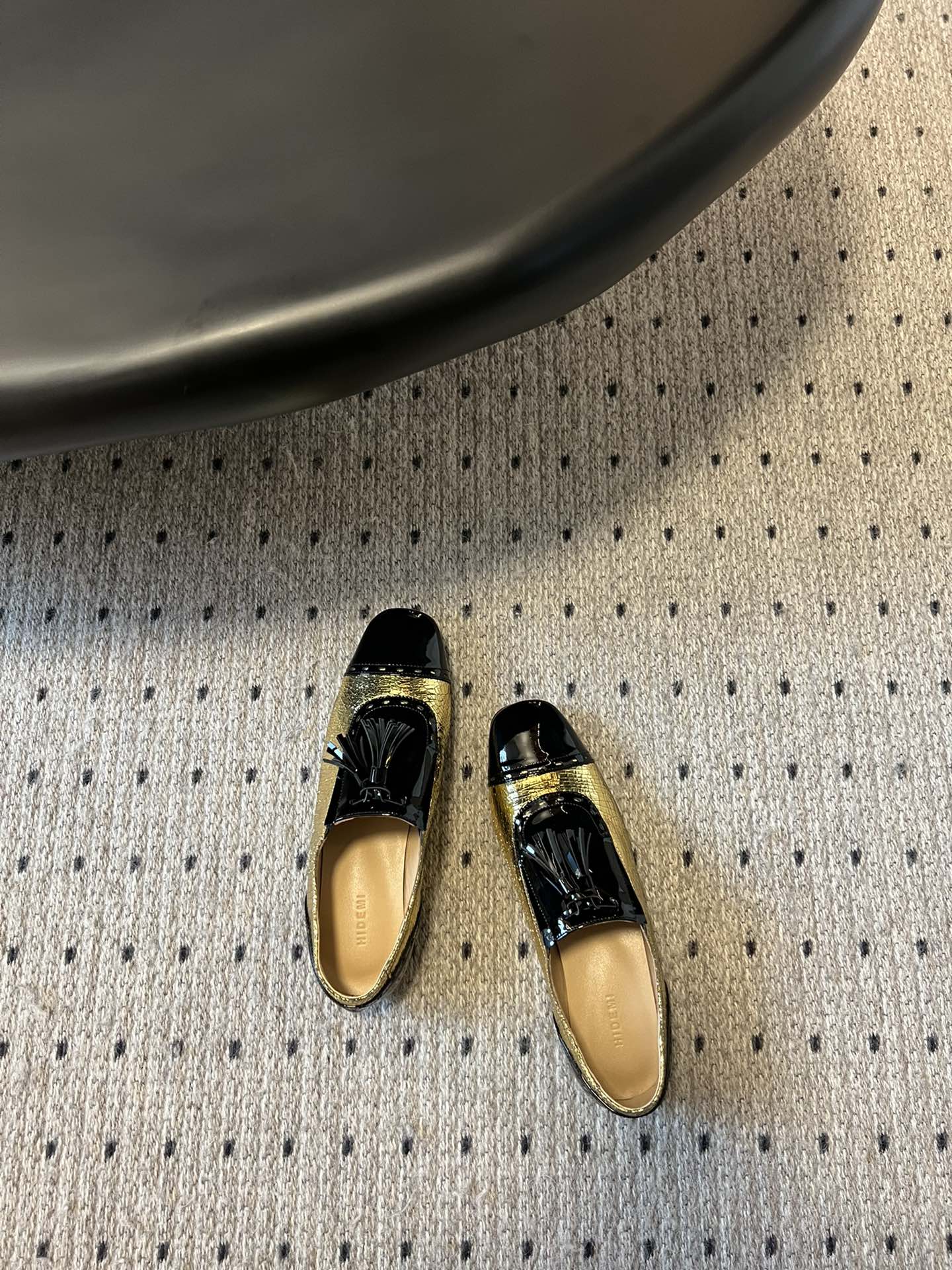 
HIDEMI 24/早春新品 平底流苏乐福鞋

一年四季的穿搭利器 复古感十足 小金色时髦配色  被迷