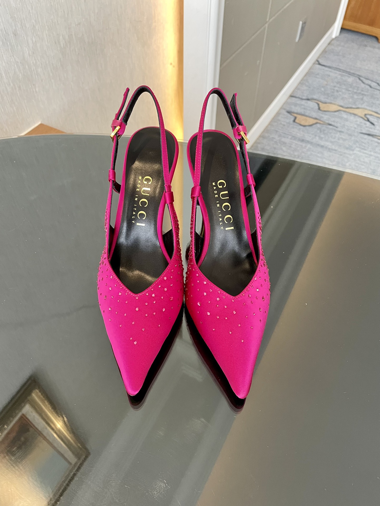 NO:235833,Gucci 2025 spring and summer new metal heel pointed sandals, the popular light-mouthed shoes are back again, with different materials ingeniously selected, and the silk material is ironed and ironed ingeniously interpreted for multiple occasions. This paired with metal heel adds a lot of highlights, which is quite textured. Fabric silk cloth, imported sheepskin lining, heel height 8.5cm, Italian leather sole, size 35-42 (404142 custom made without return) Full set of original packaging!  sandals gucci sandals sheepskin real silk19860909Gucci 古奇2025春夏新款金属跟尖头凉鞋单鞋,备受喜爱的浅口鞋再度回归,匠心选用不同材质,真丝材质上烫钻巧妙诠释合多种场合,这款搭配金属鞋跟增添了不少亮点,相当有质感 面料丝绸布 内里进口羊皮里 跟高8.5cm 大底意大利真皮底 码数35-42（404142订做不退换） 全套原版包装！,凉鞋,gucci,sandals,sheepskin,real silk,Women's Shoes