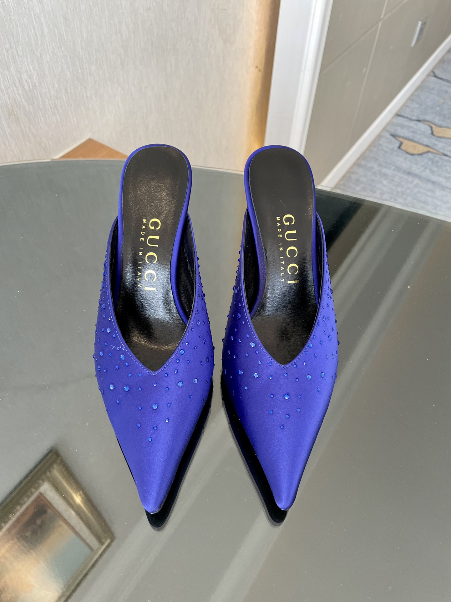 NO:235841,Gucci 2025 spring and summer new metal heel pointed-toe slippers, the popular light-mouthed shoes are back again, with different materials ingeniously selected, and the silk material is ironed and ironed ingeniously interpreted for multiple occasions. This paired with metal heel adds a lot of highlights, which is quite textured. Fabric silk cloth, imported sheepskin lining, heel height 8.5cm, Italian leather sole, size 35-42 (404142 custom made without return) Full set of original packaging!  sandals gucci sandals slippers sheepskin real silk19860909Gucci 古奇2025春夏新款金属跟尖头拖鞋,备受喜爱的浅口鞋再度回归,匠心选用不同材质,真丝材质上烫钻巧妙诠释合多种场合,这款搭配金属鞋跟增添了不少亮点,相当有质感 面料丝绸布 内里进口羊皮里 跟高8.5cm 大底意大利真皮底 码数35-42（404142订做不退换） 全套原版包装！,凉鞋,gucci,sandals,slippers,sheepskin,real silk,Women's Shoes