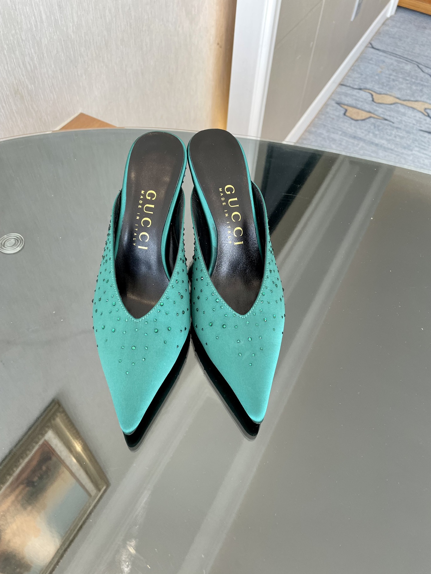 NO:235835,Gucci 2025 spring and summer new metal heel pointed-toe slippers, the popular light-mouthed shoes are back again, with different materials ingeniously selected, and the silk material is ironed and ironed ingeniously interpreted for multiple occasions. This paired with metal heel adds a lot of highlights, which is quite textured. Fabric silk cloth, imported sheepskin lining, heel height 8.5cm, Italian leather sole, size 35-42 (404142 custom made without return) Full set of original packaging!  sandals gucci sandals slippers sheepskin real silk19860909Gucci 古奇2025春夏新款金属跟尖头拖鞋,备受喜爱的浅口鞋再度回归,匠心选用不同材质,真丝材质上烫钻巧妙诠释合多种场合,这款搭配金属鞋跟增添了不少亮点,相当有质感 面料丝绸布 内里进口羊皮里 跟高8.5cm 大底意大利真皮底 码数35-42（404142订做不退换） 全套原版包装！,凉鞋,gucci,sandals,slippers,sheepskin,real silk,Women's Shoes