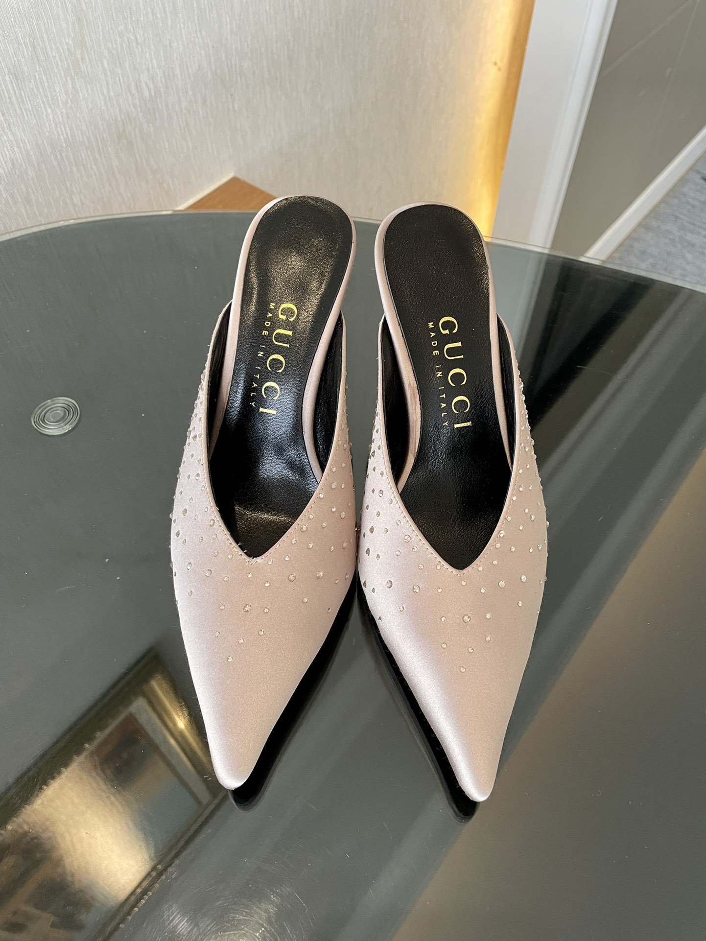 NO:235851,Gucci 2025 spring and summer new metal heel pointed-toe slippers, the popular light-mouthed shoes are back again, with different materials ingeniously selected, and the silk material is ironed and ironed ingeniously interpreted for multiple occasions. This paired with metal heel adds a lot of highlights, which is quite textured. Fabric silk cloth, imported sheepskin lining, heel height 8.5cm, Italian leather sole, size 35-42 (404142 custom made without return) Full set of original packaging!  sandals gucci sandals slippers sheepskin real silk19860909Gucci 古奇2025春夏新款金属跟尖头拖鞋,备受喜爱的浅口鞋再度回归,匠心选用不同材质,真丝材质上烫钻巧妙诠释合多种场合,这款搭配金属鞋跟增添了不少亮点,相当有质感 面料丝绸布 内里进口羊皮里 跟高8.5cm 大底意大利真皮底 码数35-42（404142订做不退换） 全套原版包装！,凉鞋,gucci,sandals,slippers,sheepskin,real silk,Women's Shoes