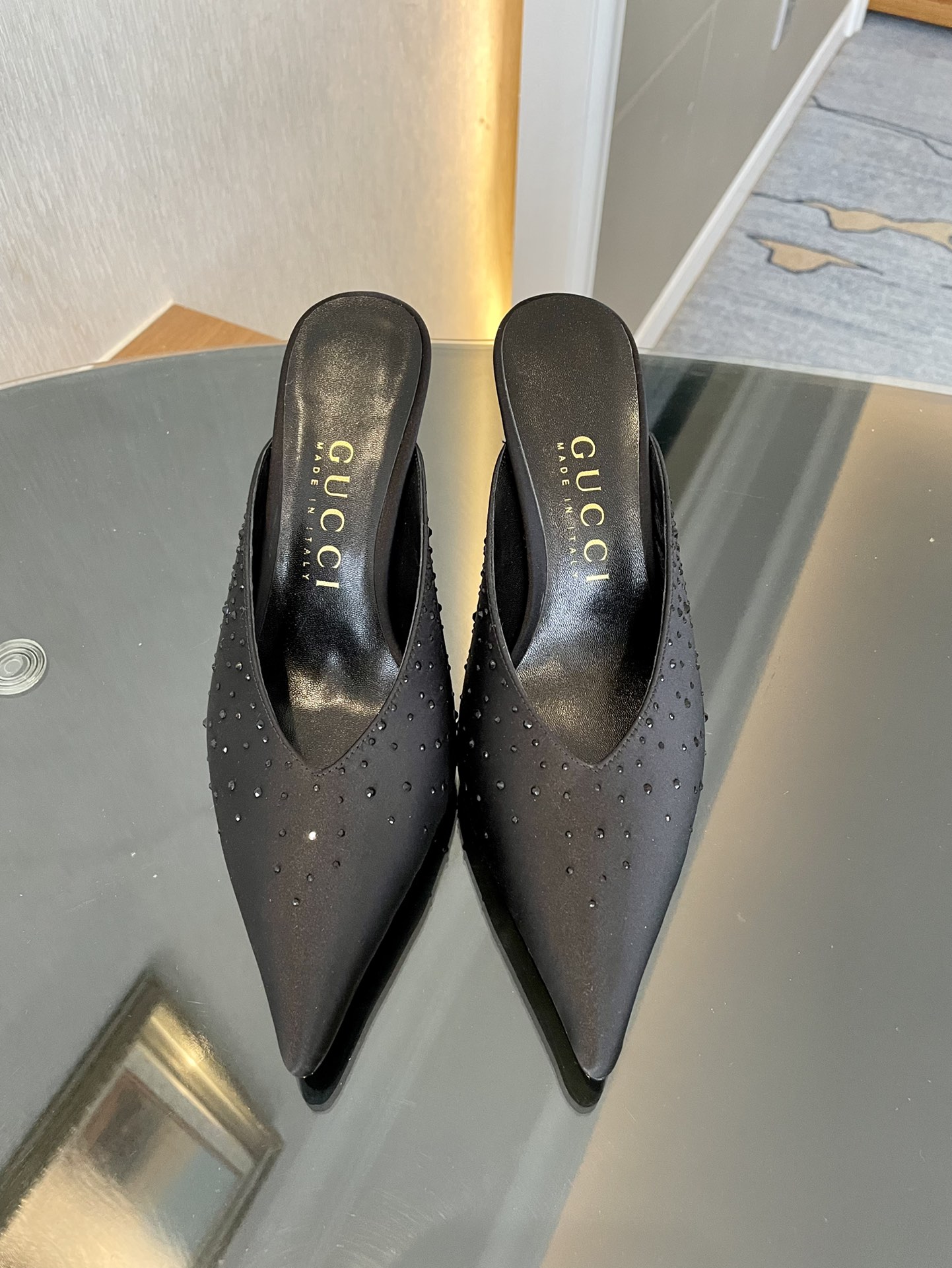 NO:235845,Gucci 2025 spring and summer new metal heel pointed-toe slippers, the popular light-mouthed shoes are back again, with different materials ingeniously selected, and the silk material is ironed and ironed ingeniously interpreted for multiple occasions. This paired with metal heel adds a lot of highlights, which is quite textured. Fabric silk cloth, imported sheepskin lining, heel height 8.5cm, Italian leather sole, size 35-42 (404142 custom made without return) Full set of original packaging!  sandals gucci sandals slippers sheepskin real silk19860909Gucci 古奇2025春夏新款金属跟尖头拖鞋,备受喜爱的浅口鞋再度回归,匠心选用不同材质,真丝材质上烫钻巧妙诠释合多种场合,这款搭配金属鞋跟增添了不少亮点,相当有质感 面料丝绸布 内里进口羊皮里 跟高8.5cm 大底意大利真皮底 码数35-42（404142订做不退换） 全套原版包装！,凉鞋,gucci,sandals,slippers,sheepskin,real silk,Women's Shoes