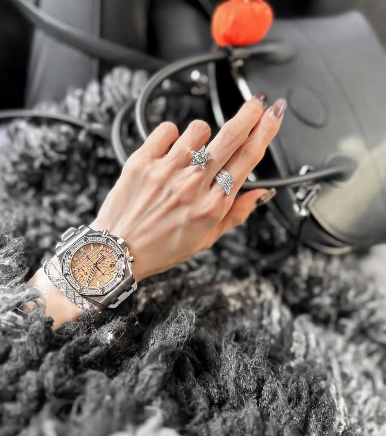 NO:634663,88360, white gold with diamonds arrived today. Chanel high-end jewelry series coco crush wide platinum half-diamond bracelet with diamond pattern. Classic wide diamond pattern with diamonds. It has a sense of presence. There is no pressure to match with various styles ~ z18k real gold and real diamonds. The public price is more than 11W. Real shot. Copper material is thickly plated with real gold. Zircon. Only one size size 17. Very suitable for stacking, Chanel, Bracelet, Cartier high-end jewelry.1986090988360,今日到货白金色带钻款 香奈儿高级珠宝系列 coco crush 菱格纹宽版白金色半钻手镯 经典宽版菱格纹闪钻 很有存在感 各种穿搭风格搭配毫无压力～ z18k真金真钻 公价价格11W多 实拍铜材质厚镀真金 锆石 只有一个尺寸size17 很适合叠戴,,chanel,bracelet,卡迪亚高端饰品,Jewelry