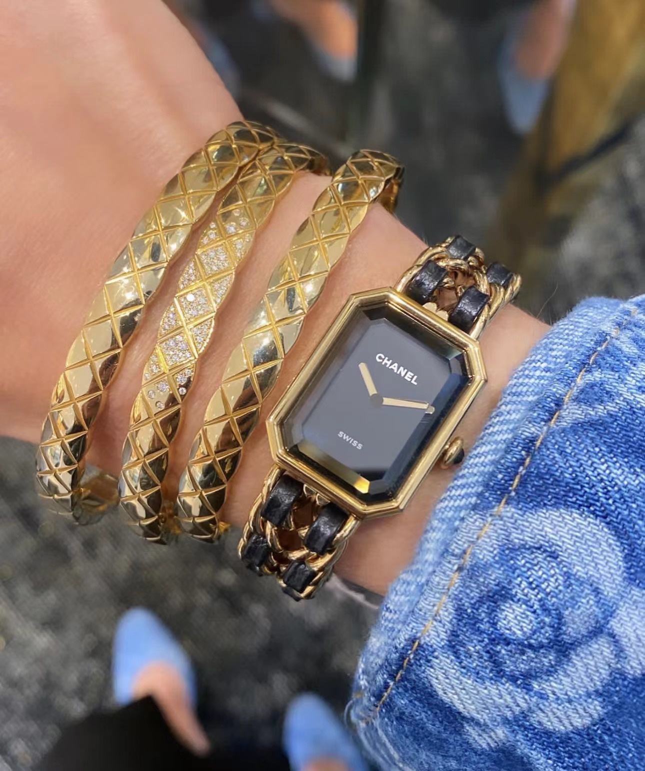 NO:634654,88320, Three colors of glossy models arrived today. Chanel high-end jewelry series coco crush wide diamond pattern glossy bracelet. Classic wide diamond pattern glossy design is simple and elegant. There is no pressure to match various styles. Three colors to choose from: gold, white gold, rose gold, zk real gold, real copper material, thick plating with real gold. Only one size, size 17, very suitable for stacking, Chanel, Bracelet, Cartier high-end jewelry1986090988320,今日到货光面款三色 香奈儿高级珠宝系列 coco crush 菱格纹宽版光面手镯 经典宽版菱格纹光面设计简洁大气 各种穿搭风格搭配毫无压力～ 三色可选金色 白金色 玫瑰金色 zk真金 实拍铜材质厚镀真金 只有一个尺寸size17 很适合叠戴,,chanel,bracelet,卡迪亚高端饰品,Jewelry