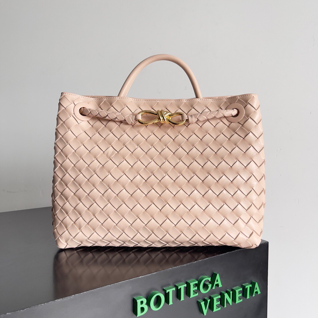 BV的新款Andiamo出货真的实火Bottega Veneta 本季推出的新款Andiamo编织手袋真的是火遍全球！！海内外明星纷纷上身，奥斯卡影后杨紫琼都带它出街，宋佳、崔雅拉、俞飞鸿、三吉彩花、Rosie Hunting-Whiteley 、吉冈里帆等等都pick过这款的包包，经典百搭很显气质，而且包包容量也很大，日常通勤非常方便！！多种背法，肩带可自己调节，原厂小羊皮手感柔软细腻，中性风格的打造，打破性别界限带来更实用、更持久的使用体验\n兼具优雅与休闲风格的Andiamo完美诠释“时尚老钱风”的本貌\n  尺寸：xx。WZ