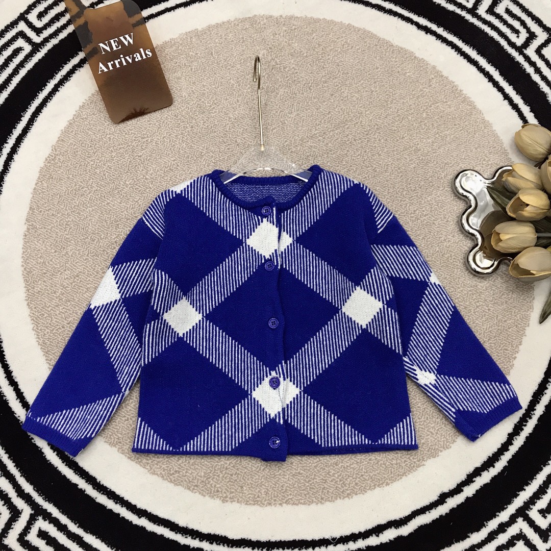 NO:209532,Size 100/1 110/1 120/2 130/2 140/1 150/2 ss Burberr* Klein Blue All-match series ~ Color-blocking cardigan sweater for boys and girls Classic striped Angora cardigan made of 50 cotton wool The fabric is super soft and delicate, and the feel is super good!  The whole set of upper body temperament is high-end and high-quality, simple and generous style, the upper body is very good, the style is excellent, special price, burberry, sweaters,19860909尺码100/1 110/1 120/2 130/2 140/1 150/2 ss Burberr* 克莱因蓝色 百搭系列～男女宝宝同款拼色开衫毛衣 经典条纹安哥拉羊毛衫 50棉羊毛制做 面料超级柔软细腻,手感超好！整套上身气质高级感十足高版本质量 简单大方款式 上身非常好看 版型超赞,特价款,burberry,sweaters,,Children's