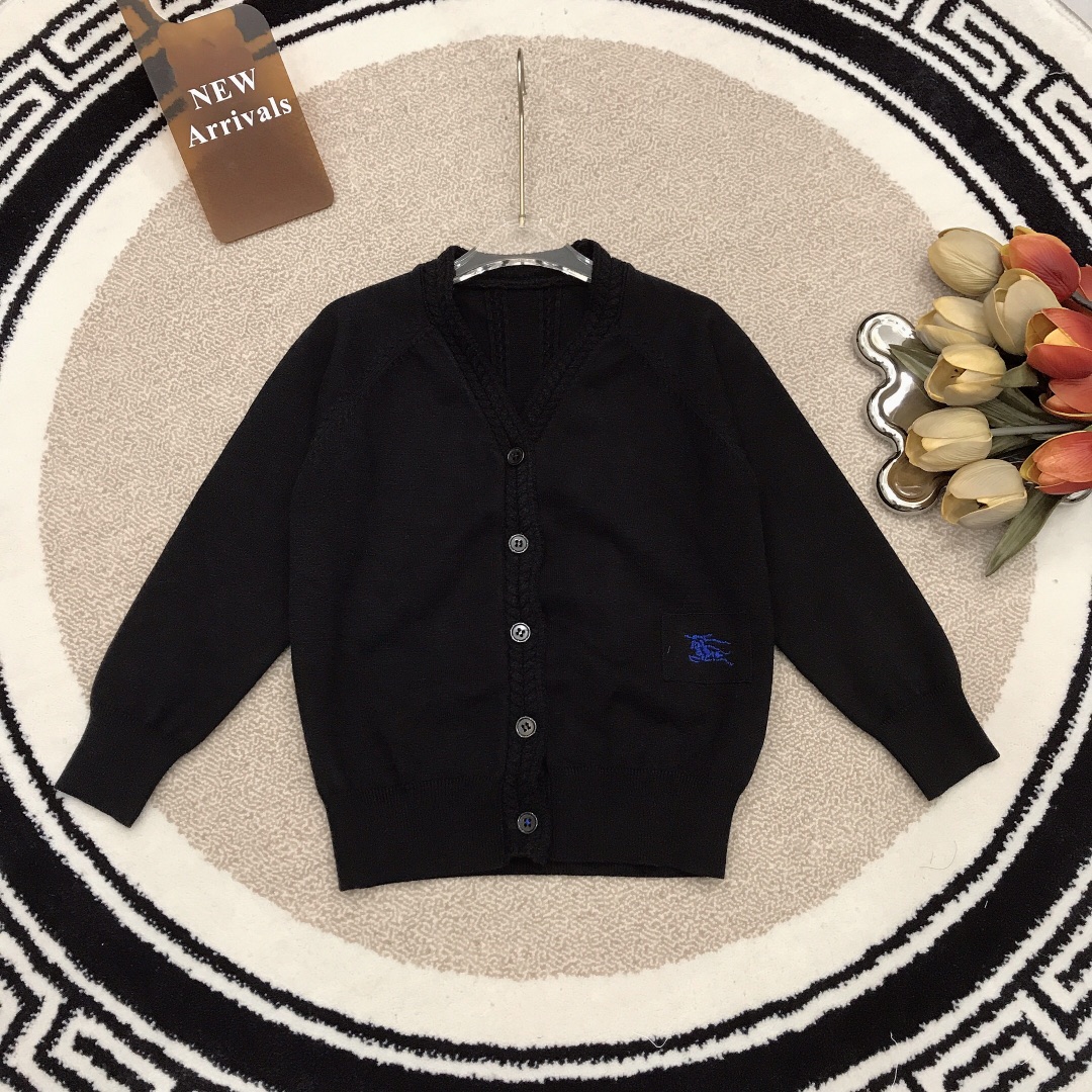 NO:209539,Size 110/2 130/2 150/2 Burberr* versatile series ~ Color-blocking cardigan sweater for boys and girls Classic striped Angora cardigan made of 25 cashmere The fabric is super soft and delicate, and the feel is super good!  The whole set of upper body temperament is high-end and high-quality, simple and generous style, the upper body is very good, the style is excellent, special price, burberry, sweaters,19860909尺码110/2 130/2 150/2 Burberr* 百搭系列～男女宝宝同款拼色开衫毛衣 经典条纹安哥拉羊毛衫 25羊绒制做 面料超级柔软细腻,手感超好！整套上身气质高级感十足高版本质量 简单大方款式 上身非常好看 版型超赞,特价款,burberry,sweaters,,Children's