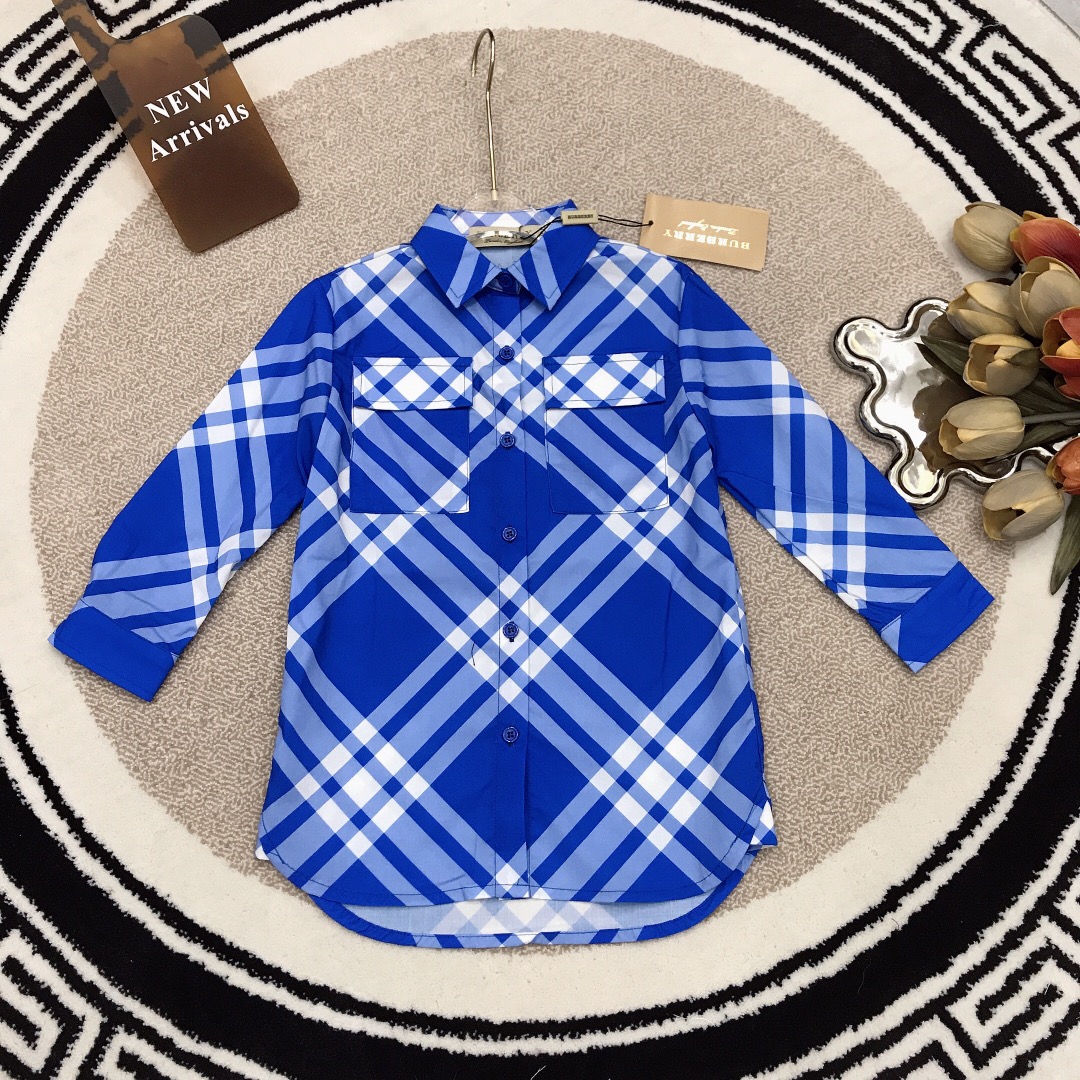 NO:209597,Size 100/2 120/1 130/1 150/2 Burberr* ss New early spring products Small lapel dress New style Crane blue grid series ~ Classic plaid cuff shell button accessories Vertical straight tube design Little princess' favorite~ using imported polyester fabric Super soft and elegant, special price, burberry, skirts,19860909尺码100/2 120/1 130/1 150/2 Burberr* ss 早春新品 小翻领连衣裙新款克兰茵蓝格系列～经典格子纹 袖口贝壳纽扣配饰 垂直直筒版型设计 小公主们的最爱～采用进口聚酯纤维面料 超级柔顺飘逸,特价款,burberry,skirts,,Children's