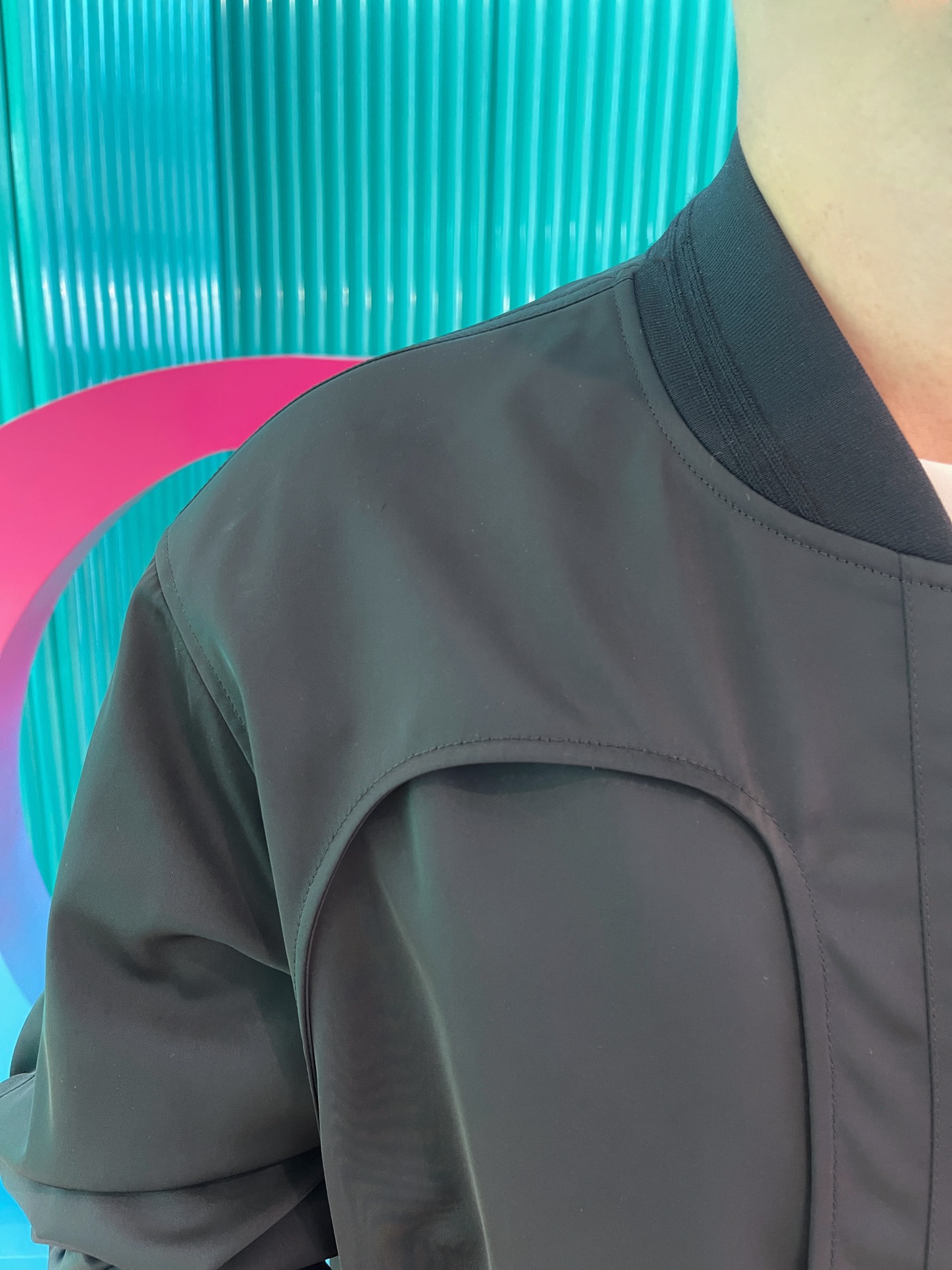 华伦天奴-2024专柜最新夹克出货欧美专柜热销单品！精选意大利进口聚酯纤维面料搭配时尚的棒球领设计胸前精
