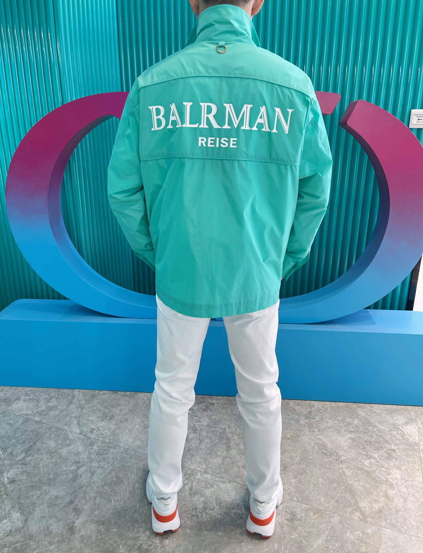 巴尔曼-2024专柜最新限定款风衣出货欧美专柜同步发售！精选意大利进口聚酯纤维面料搭配简约最新的设计胸口