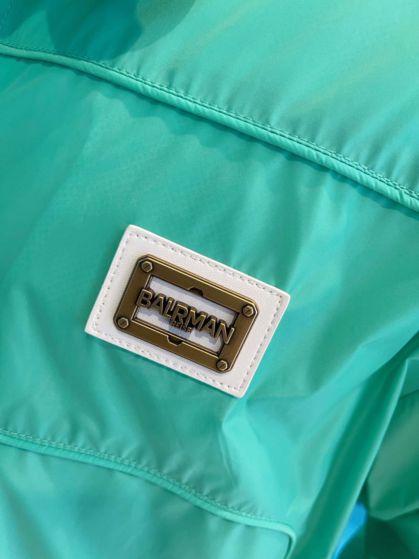 巴尔曼-2024专柜最新限定款风衣出货欧美专柜同步发售！精选意大利进口聚酯纤维面料搭配简约最新的设计胸口