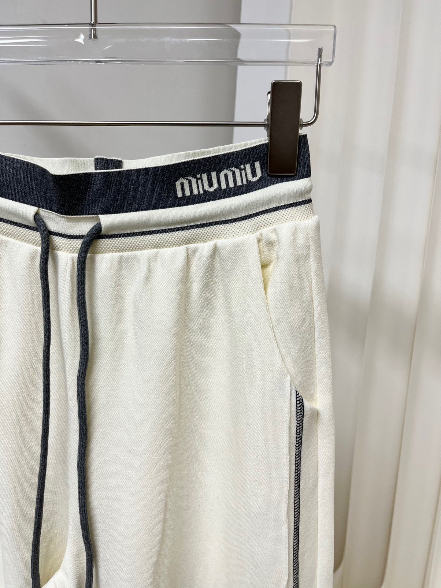 4/爆款现货原单品质MIU24新款气质休闲裤订制高品质面料质感超赞！M家极具设计感的爆款单品撞色字母抽绳