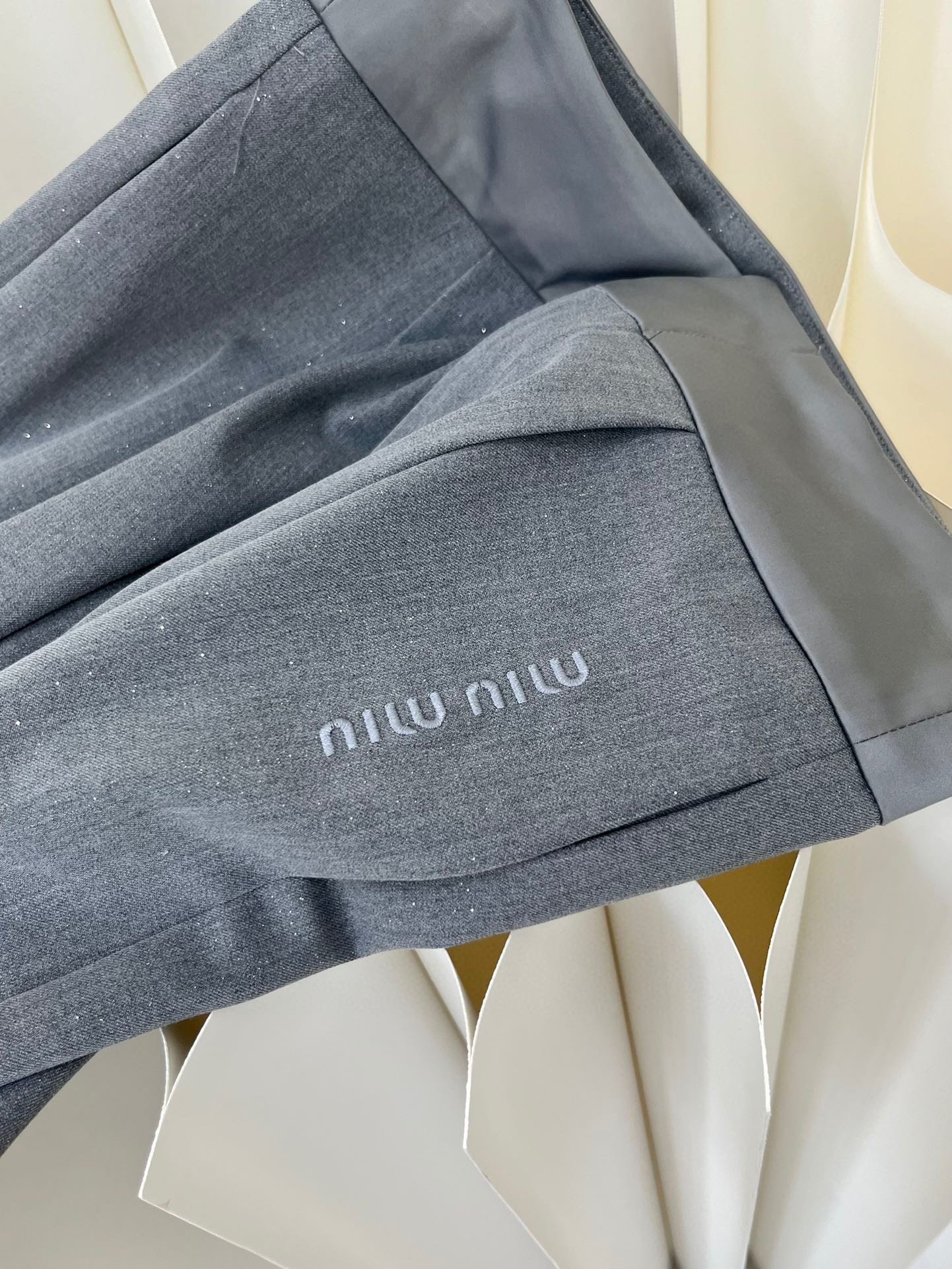 4/爆款现货MIU2024新款撞色刺绣直筒西裤极具设计感的一款百搭休闲裤大长腿收割高定面料垂感度刚好秀出