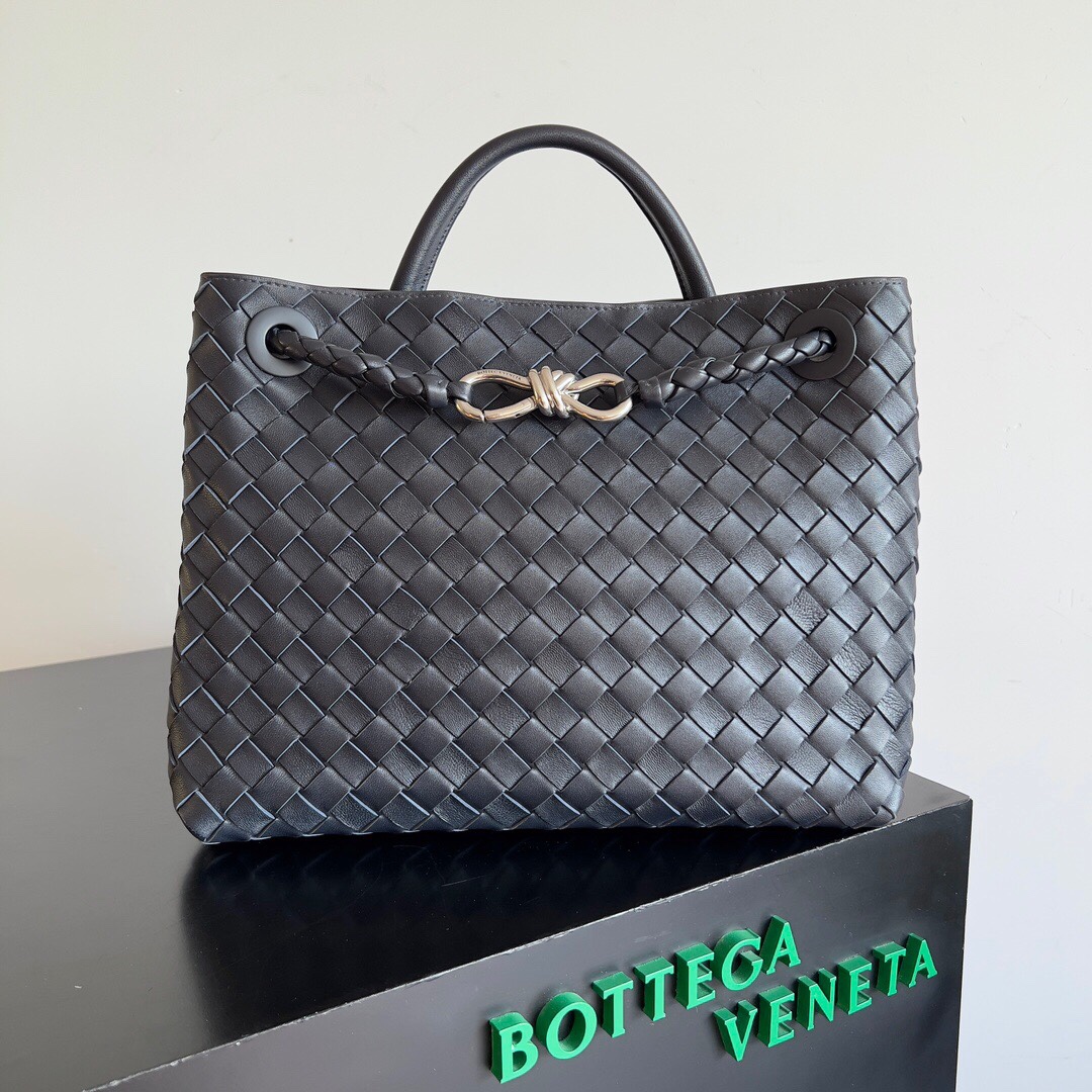 BV的新款Andiamo出货真的实火Bottega Veneta 本季推出的新款Andiamo编织手袋真的是火遍全球！！海内外明星纷纷上身，奥斯卡影后杨紫琼都带它出街，宋佳、崔雅拉、俞飞鸿、三吉彩花、Rosie Hunting-Whiteley 、吉冈里帆等等都pick过这款的包包，经典百搭很显气质，而且包包容量也很大，日常通勤非常方便！！多种背法，肩带可自己调节，原厂小羊皮手感柔软细腻，中性风格的打造，打破性别界限带来更实用、更持久的使用体验\n兼具优雅与休闲风格的Andiamo完美诠释“时尚老钱风”的本貌\n  尺寸：xx。WZ