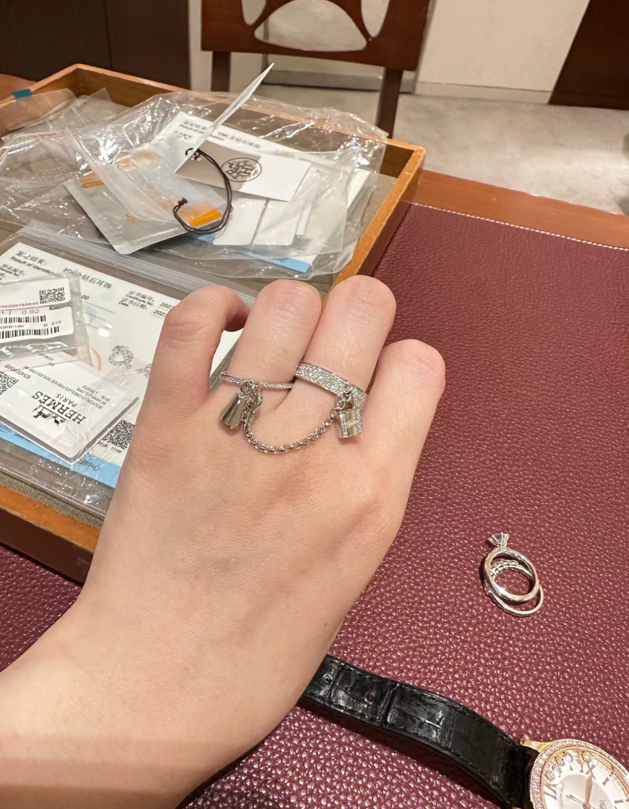 NO:632545,88420, the two-in-one ring that arrived today, high-end jewelry series, the new Kelly key lock chain, double-layer full diamond ring, white gold, Bai Fumei's first choice for distribution, comes with stacking effect, multiple wearing methods, single finger or separate wear, white gold with diamonds really doubles the shine and is super beautiful, size size 6-7-8, zp real gold and real diamonds, price is w, custom s925 sterling silver, thick platinum plating, zircon inlaid, CNC jewelry craftsmanship  Ring in stock with jewelry box, ring, pure silver, Cartier high-end jewelry1986090988420,今日到货戒指二合一 高级珠宝系列 新款kelly钥匙锁头链条双层满钻戒指白金色 白富美们配货首选 自带叠戴效果 多种佩戴方式 单个手指或分开戴都 白金色带钻真的加倍闪耀超级美 size码数6-7-8码 zp真金真钻 价格来w 定制s925纯银厚镀白金 镶嵌锆石 cnc珠宝工艺 戒指现货带珠宝盒,,ring,pure silver,卡迪亚高端饰品,Jewelry