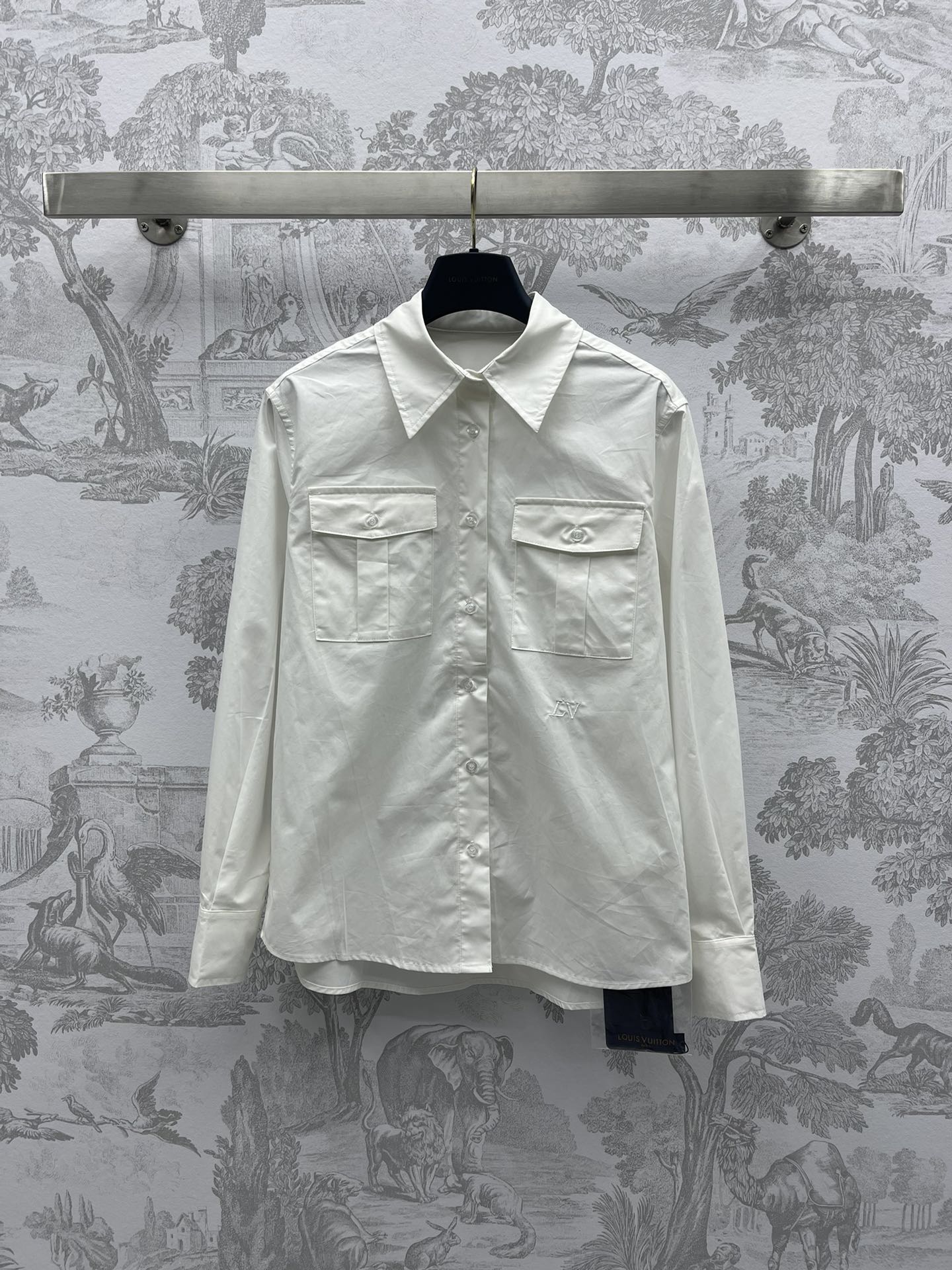 NO:696663,Louis Vuitto* new product launched, embroidered pocket shirt, customized YB imported cotton material, treated with no-iron technology, has a wide and stylish texture, the fabric is not easy to wrinkle, decorated with chest pockets, embroidered letter embellishments are integrated into the blessing, advanced and simple, development of surface accessories, regular lapel shirt tailoring, the upper body looks slim and fashionable, suitable for daily commuting, high version 2 colors,, louis vuitton,19860909Louis Vuitto*新品上架刺绣口袋衬衣定制YB进口全棉材质 沿用免烫工艺处理 质感挺阔有型 面料不易起皱 饰以胸前口袋装饰 刺绣字母点缀融入加持 高级简约 面辅料开发 常规翻领衬衣剪裁 上身显瘦时髦 日常通勤都  高版本2色,,louis vuitton,,Women's clothing