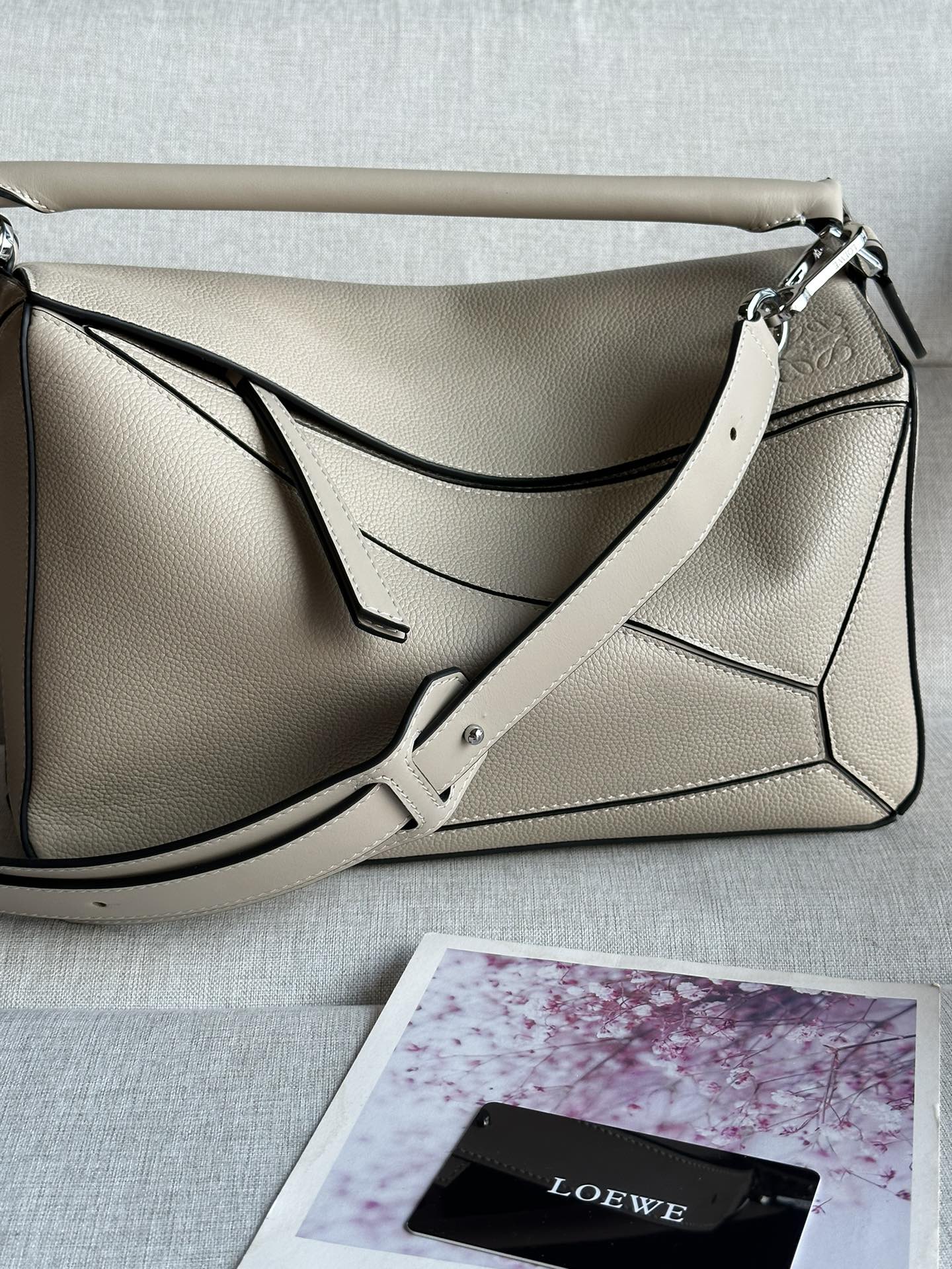 NO:175930,Genuine grade original leather version Model 3002 Puzzle medium milky white counter synchronization latest practices!  Large capacity, daily travel is perfect!  Size 29*18*12CM!  The latest methods of counter synchronization, interface, full leather support, splicing wide shoulder straps, and bottom nails. The imported Spanish calf leather is gentle and comfortable to touch. The leather is precisely cut to make it fold naturally, and can be carried and obliquely (multiple uses). The long shoulder straps are removable and textile lining. They are practical and have a great experience in using it!  ,Luoyiwei,loewe,cowhide19860909正品级 原厂皮版本 型号3002 Puzzle 中号奶白色 专柜同步最新做法！ 大容量,日常,出游妥妥滴！尺寸29*18*12CM！ 专柜同步最新做法,接口,内里托全皮,拼接宽肩带,底部钉.采用进口西班牙小牛皮摸上去温柔又舒适.皮料精确切割使它可自然折叠,可手提可斜背（多种用法）长肩带可拆卸,纺织内衬.实用,使用感受倍儿棒噢！,特级罗意威,loewe,cowhide,Bag