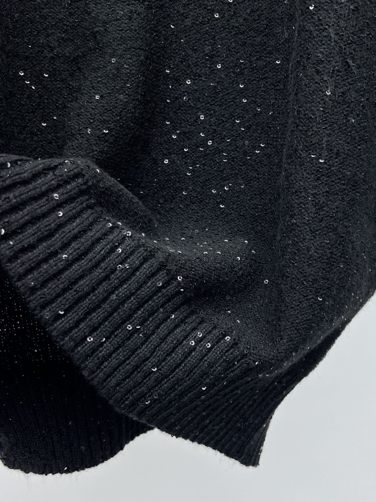 BrunelloCucinell*套装选用亚麻羊绒和桑蚕丝的针织混合编织而成饰面上点缀着品牌元素点点亮片