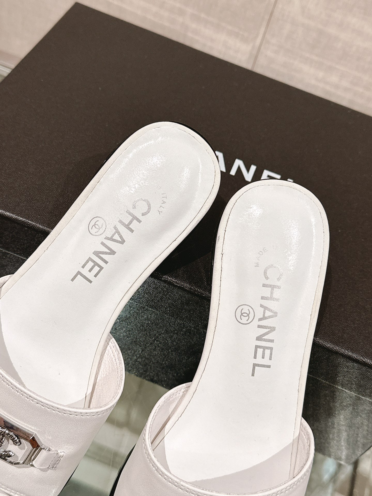Chanel 24Ss春夏新款Chane*小香中古扣一字凉拖鞋