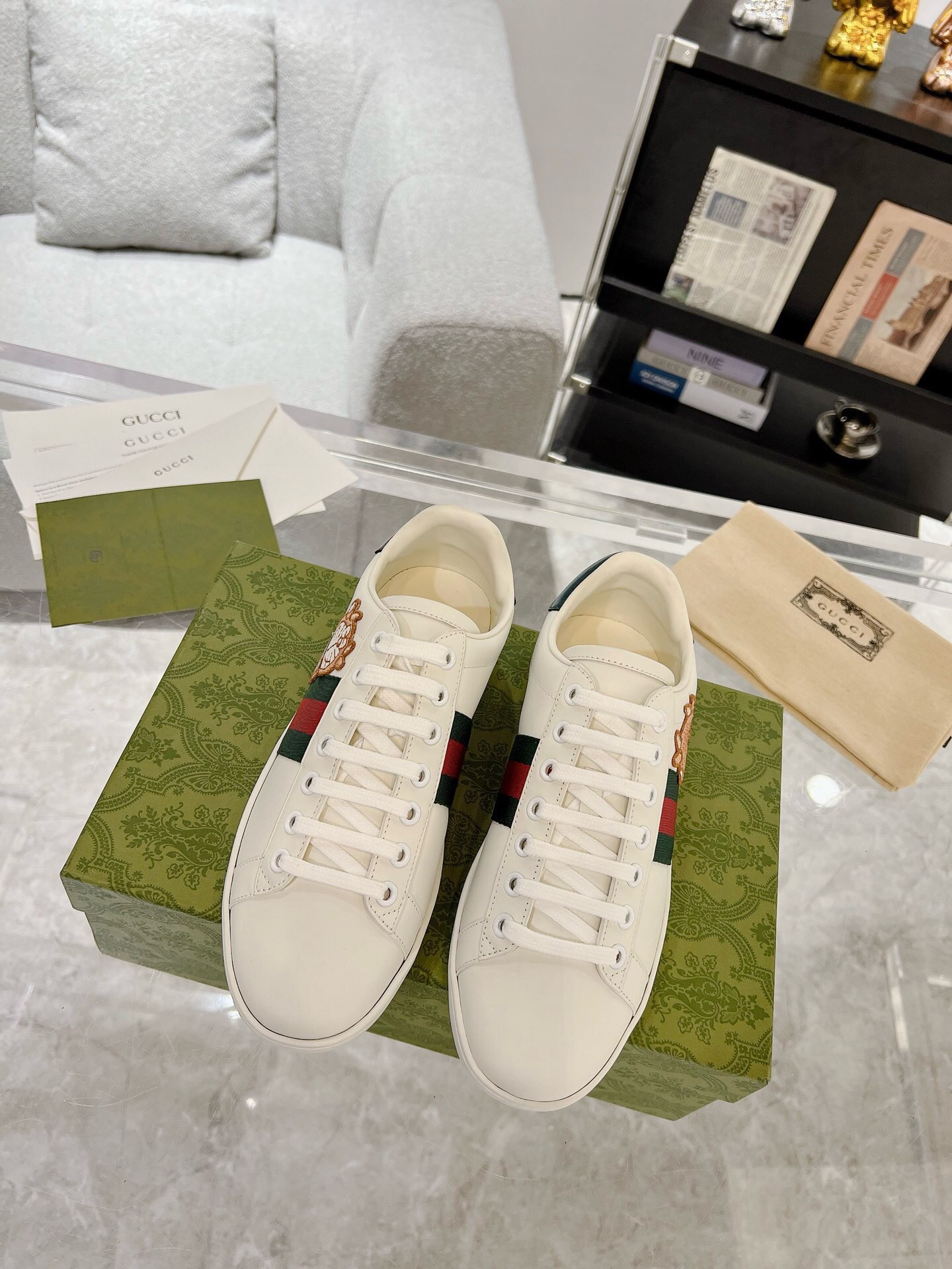 NO:217937,Brand G U C C I Color white shoes, size 35-45 couples, price, material Guqi counter synchronizes new casual shoes!  High quality Top version 1:1 made fashionable and trendy details impeccable with imported calfskin made of soft and comfortable cowhide inner foot feeling comfortable and superior quality original outsole, Guqi casual shoes, cowhide19860909品牌G U C C I 颜色小白鞋 码数35-45情侣款 价格 材质古奇专柜同步新品休闲鞋！高品质 顶级版本1:1制作时尚潮流细节无可挑剔采用进口小牛皮制作柔软舒适牛皮内里脚感舒适品质优越原版大底,古奇 休闲鞋,cowhide,Men's shoes