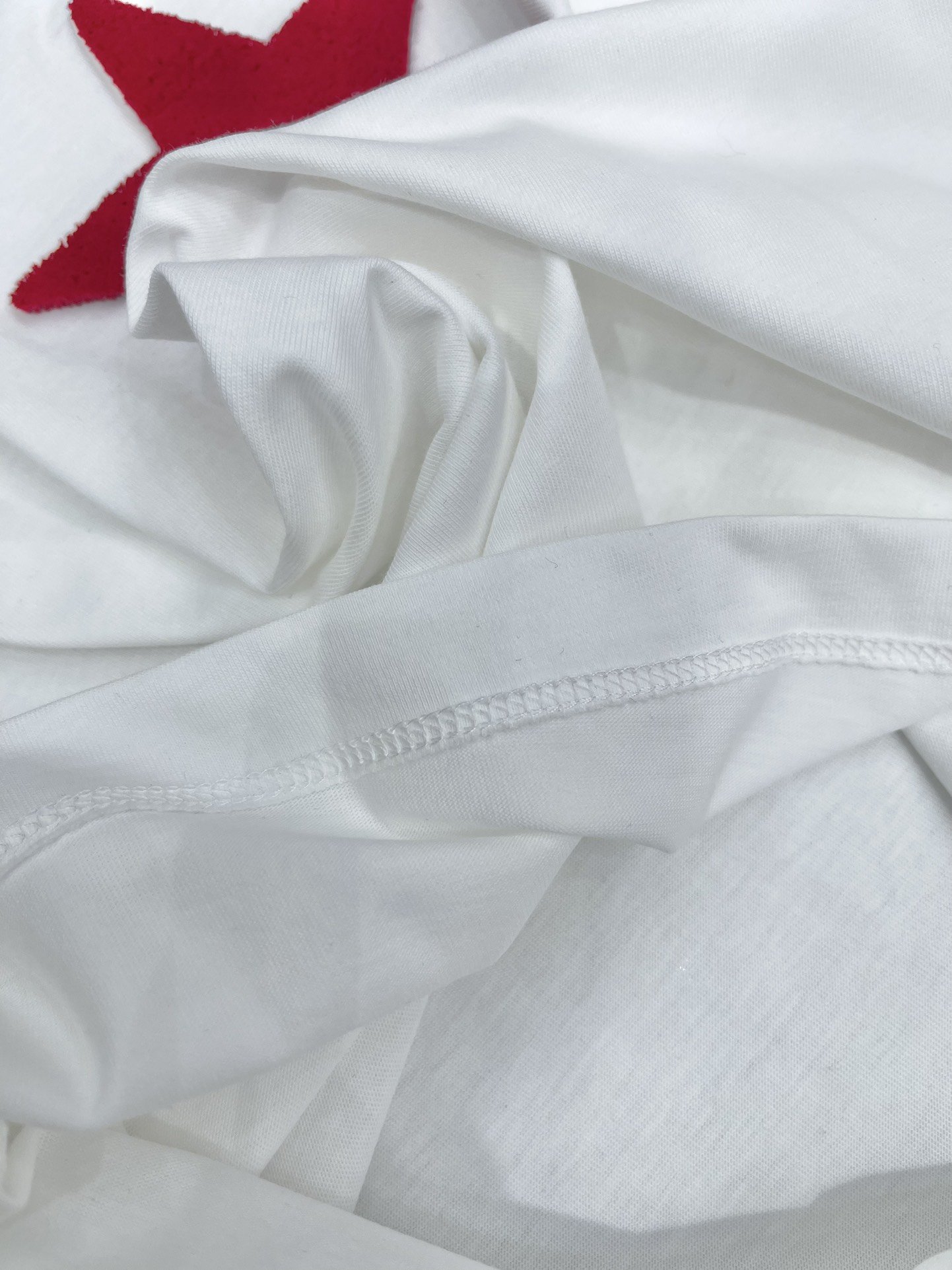 *迪奥这款短袖采用了优质棉质面料柔软透气贴身穿着超级舒服.精致的DiorLogo设计简洁大方彰显出低调的