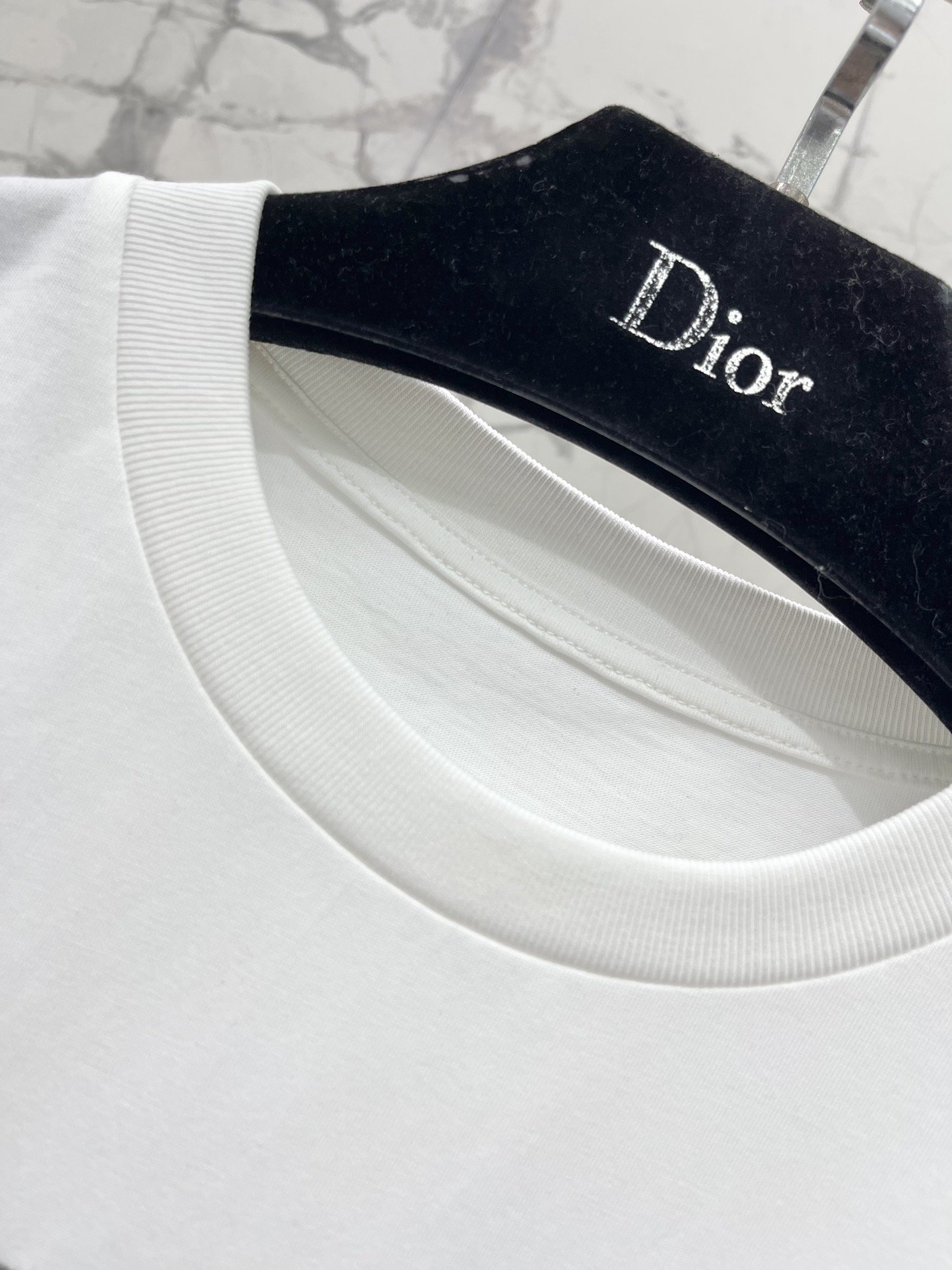 *迪奥这款短袖采用了优质棉质面料柔软透气贴身穿着超级舒服.精致的DiorLogo设计简洁大方彰显出低调的