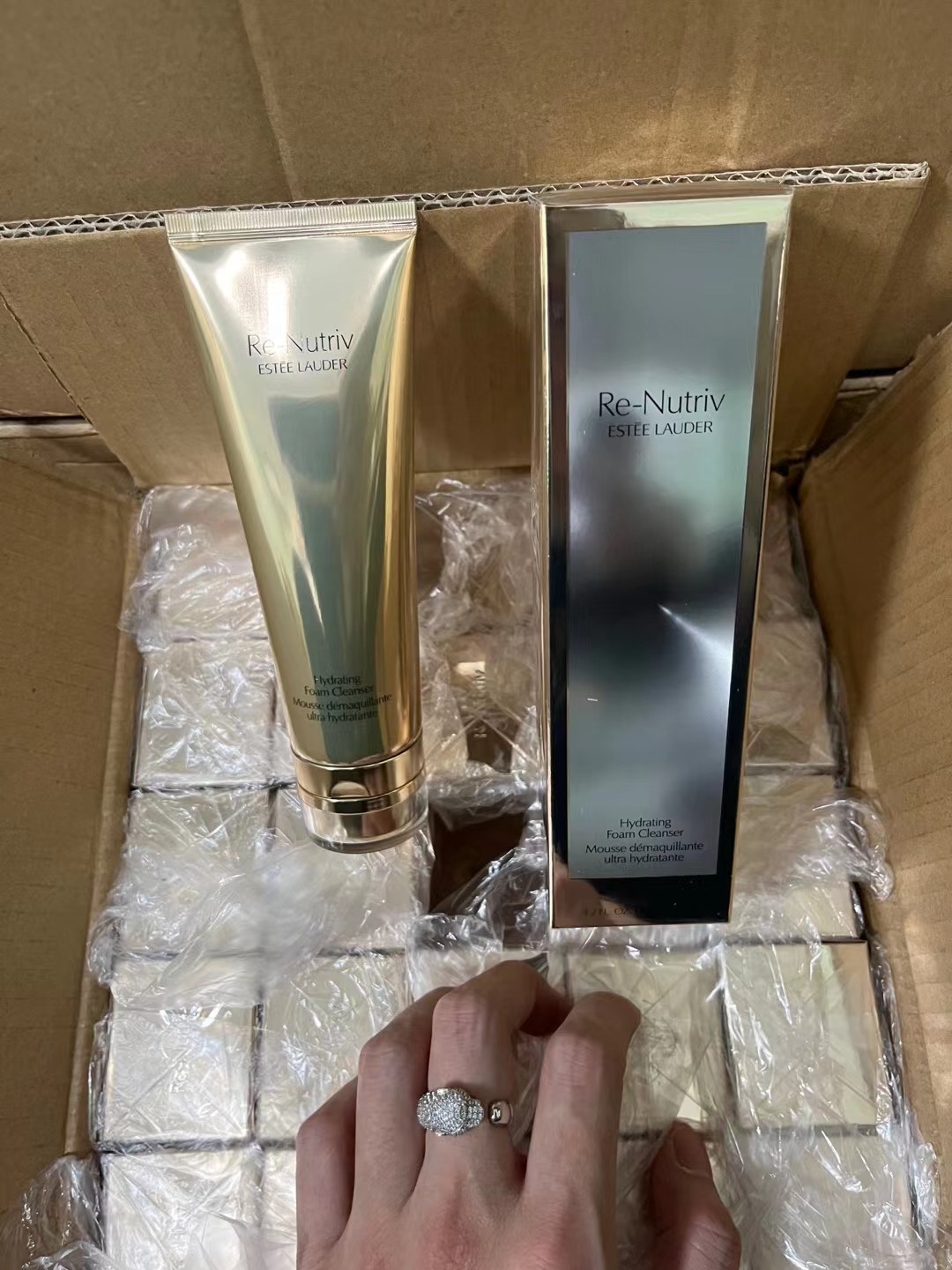 80。雅诗兰黛白金洗面奶125ml/明通版 🔜 明通版.高质量❗️🇺🇸Estee Lauder 雅诗兰黛白金洗面奶125ml【新版】 盒子3D效果跟原版一样 充正无压力 件50支 配中文标 现货供应🔥