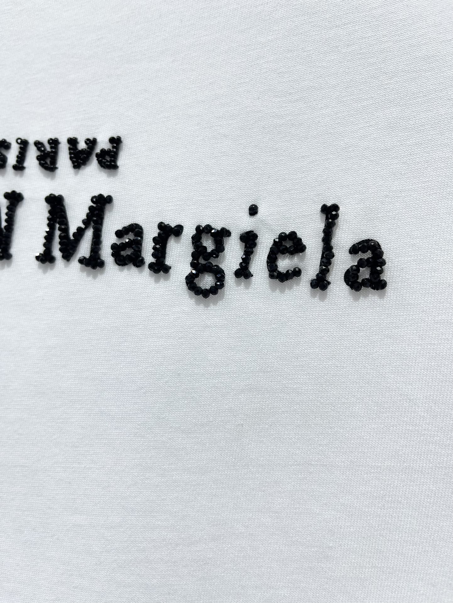*马吉拉2024春夏新款重工字母钉珠短袖这款短袖的设计简直太酷了！重工字母钉珠工艺精致而充满艺术感仿佛把