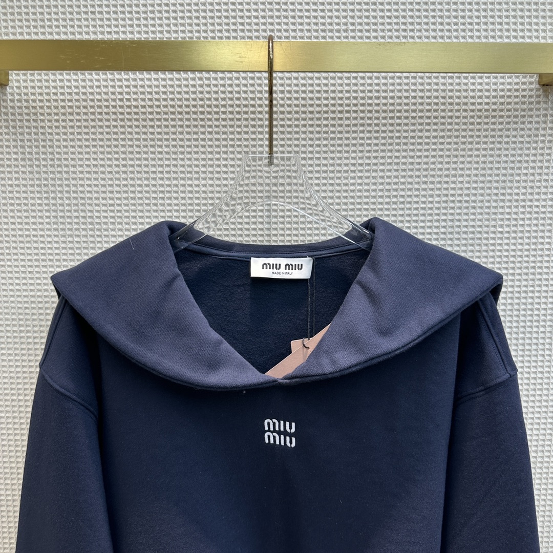Miu24新款藏蓝色海军领卫衣特别适合早春穿搭短款版型上身轻松显身材比例经典的字母品牌Logo点缀属于减