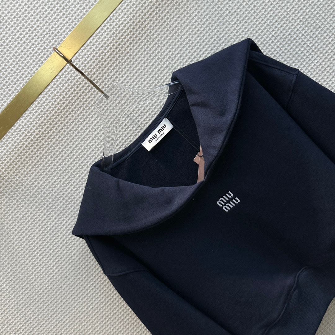 Miu24新款藏蓝色海军领卫衣特别适合早春穿搭短款版型上身轻松显身材比例经典的字母品牌Logo点缀属于减