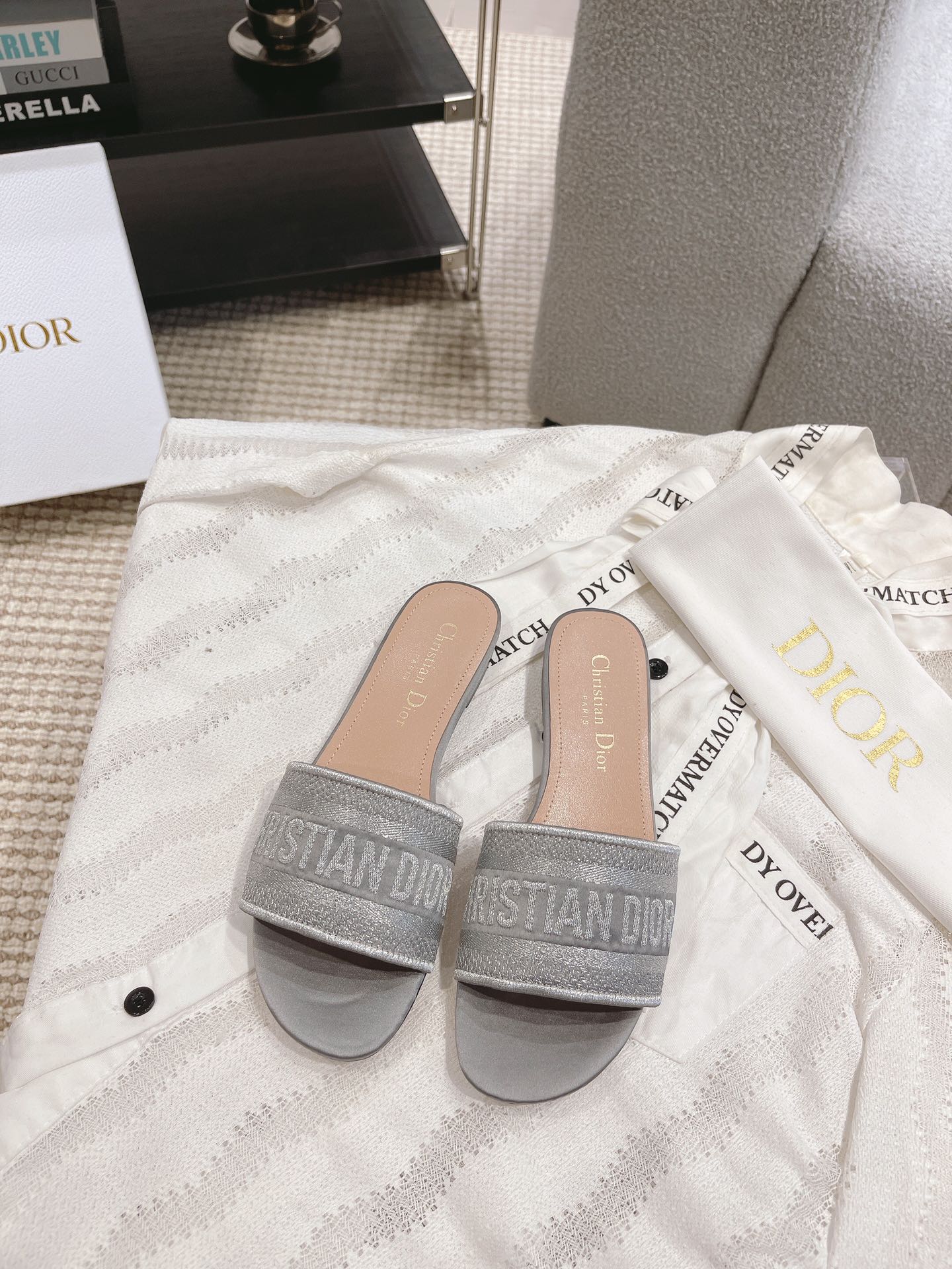 NO:750157,Flat sole, high heel, rhinestone surface 30 D*or spring and summer new color CD Dior women's presbyopic embroidered leather sole slippers Christian Dior has always been synonymous with magnificence and elegance, and has always been at the top of the fashion world. Particularly worth mentioning is the embroidered pattern on the sole, which reproduces one of the cherished symbols of Christian Dior. Original printing * complete package. Multiple colors to choose from. The upper is made of top-quality embroidered cotton. The lining is imported sheepskin. The outsole is original genuine leather. Size 34-42 Due to too many colors, individual colors need to be customized, non-refundable, non-exchangeable, slippers, dior, dior, slippers, sheepskin19860909平底,高跟,钻面30 D*or春夏新色 CD迪奥女士老花刺绣皮底拖鞋 克里斯丁迪奥一直是华丽与高雅的代名词,在时尚殿堂一直是雄踞顶端 特別值得一提的是鞋底绣花图案,再現Chrstian Dior珍愛的標誌之一 原版打版*全套包装 多个颜色随意选 鞋面精选顶级刺绣棉布 内里进口羊皮 大底原版真皮底 码数34-42 由于颜色太多,个别颜色需订做,不退不换,拖鞋,dior,dior,slippers,sheepskin,Women's Shoes