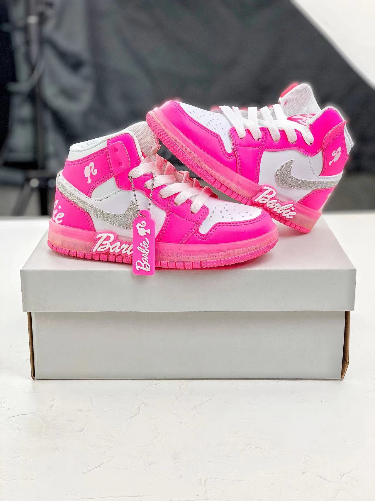 图片[7]-海外专版 没人能拒绝的海外版的圣诞芭比鞋！每天都大呼“哇塞”的礼物在这里：Nike Dunk Low芭比甜心可爱挂件 少女清新防滑减震低帮板鞋24-37-选品中心