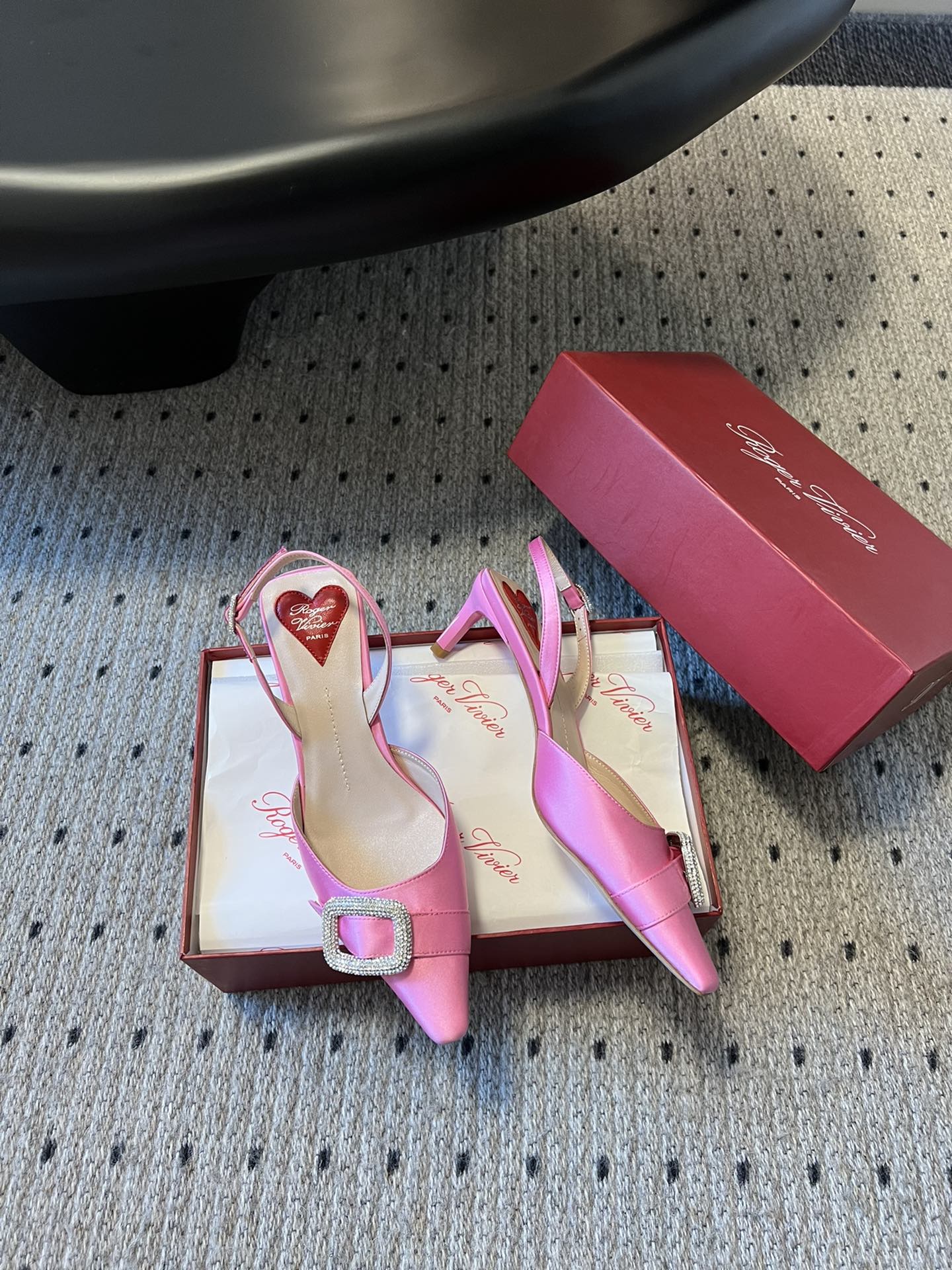 
Roger Vivi*  24/早春新品猫跟真丝单鞋

Virgule钻扣高跟鞋后袢带凉拖  RV必入