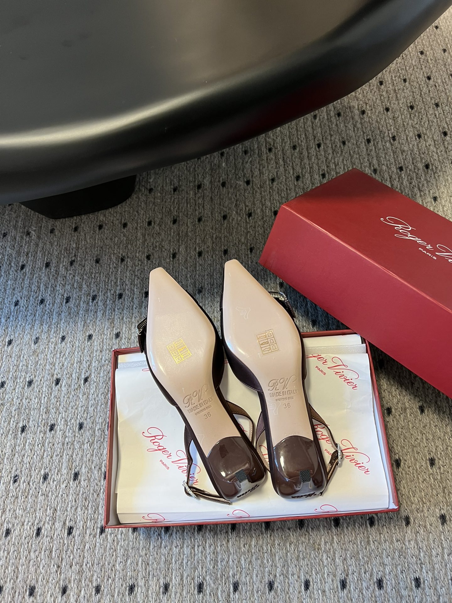 
Roger Vivi*  早春新品猫跟真丝单鞋

Virgule钻扣高跟鞋后袢带凉拖  RV必入款  