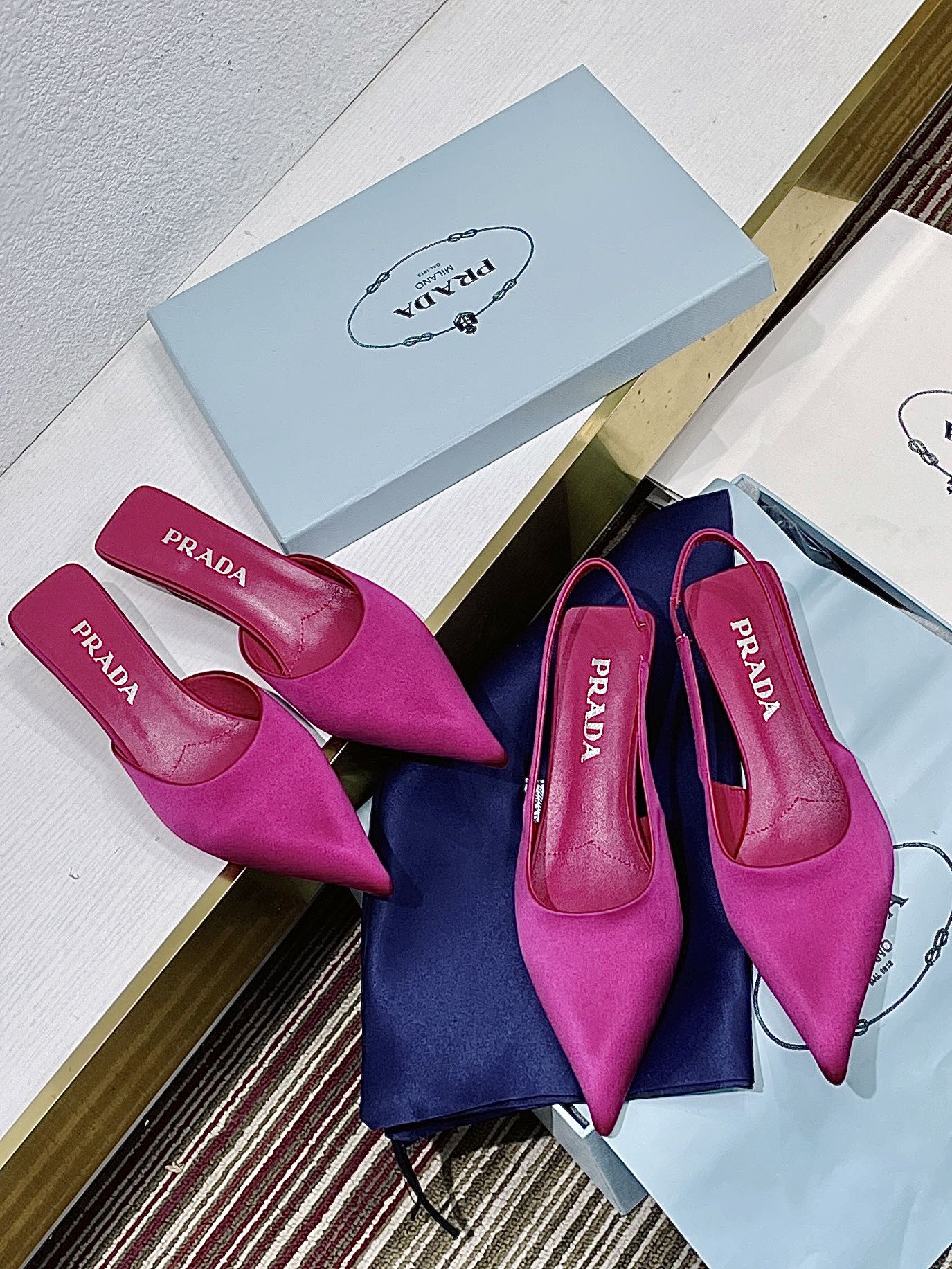 ¡Los nuevos impresionantes tacones de seda con punta cuadrada de Prada para primavera y verano de 2024! ¡Expo…