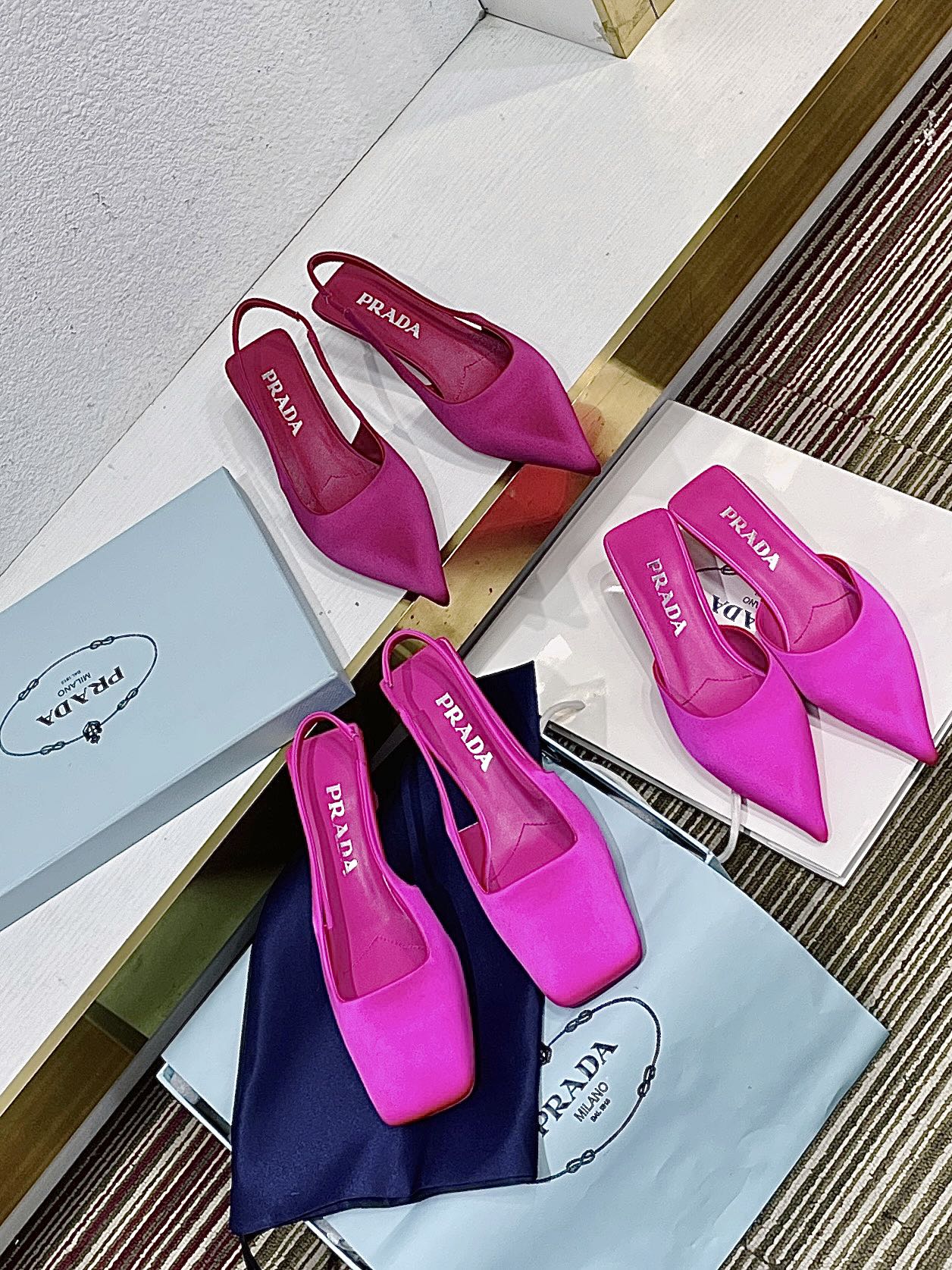 Prada 2024 primavera y verano nuevo estilo hermosa punta cuadrada de seda, tacones en punta. ¡Exposición de c…