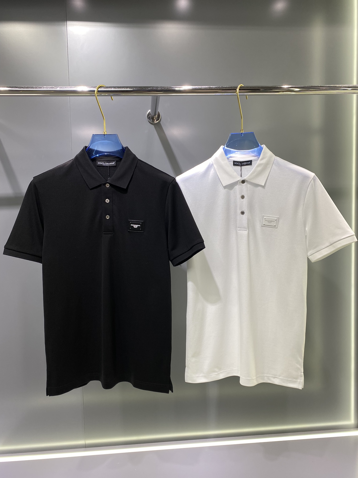 Pzldbd 2024# DG夏季新款短袖T恤polo，客供定制珠地面料，简单时尚款，超级好看！简单大方的款式！满满的高级感，四季可穿。\n颜色：黑色 白色 \nsize：sbed-56