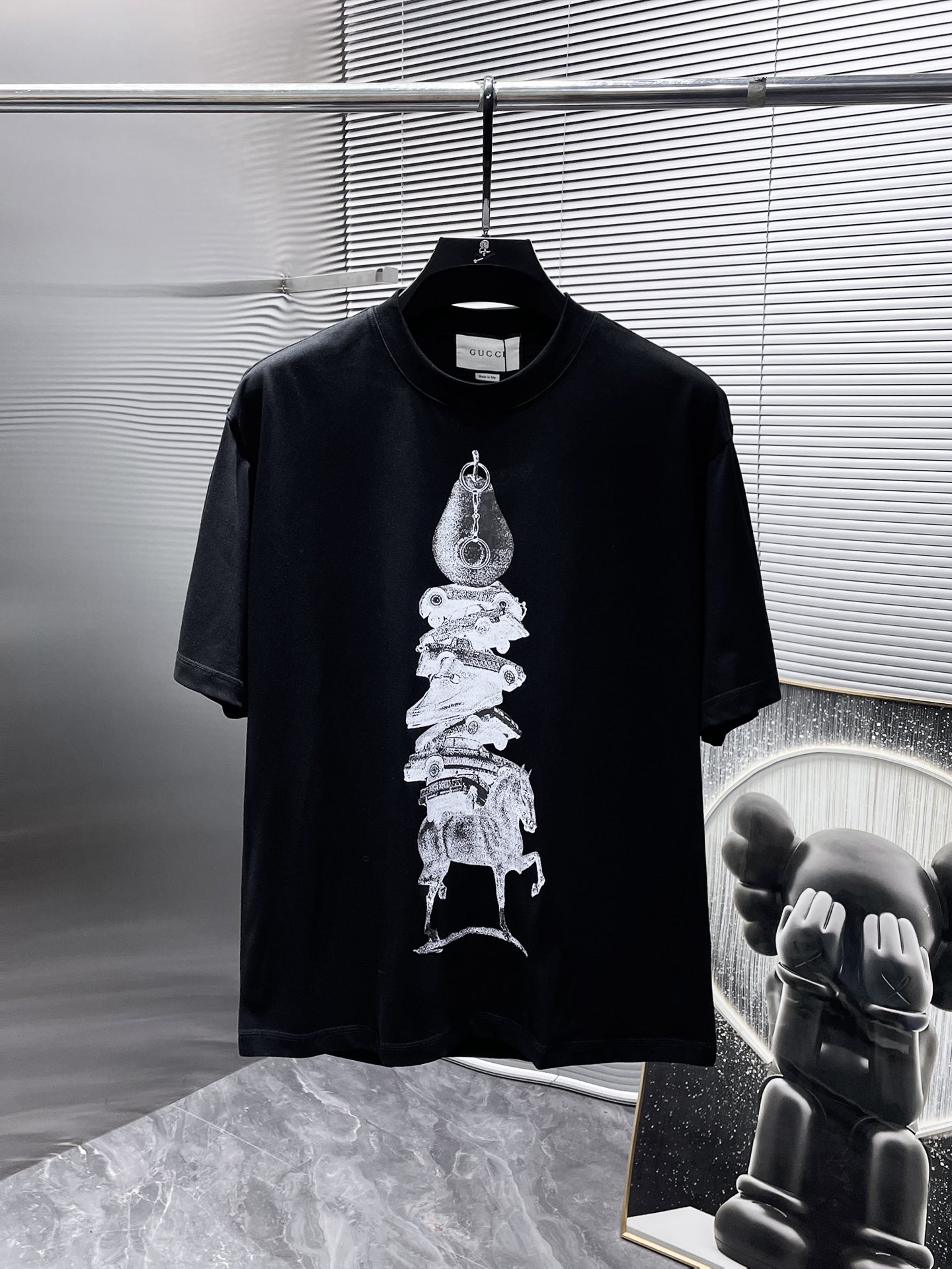 NO:496160,Gucci GUCCI new round neck short-sleeved T-shirt T-shirt half-sleeved, high-end version!  Customized fabrics for counters are breathable and comfortable, with impeccable details, and the brand element design concept reflects high quality. The feel is delicate and soft!  It is casually cut, with a great upper body style!  S-3XL (the code is too large and the maximum number can be worn about 220 kilograms. It is recommended to provide height and weight to the warehouse to assign codes) exclusively, gucci, T-shirt, tees, t-shirt, alexander wang19860909古奇 GUCCI 新款 圆领 短袖 T恤 体恤 半袖 ,高端版本！专柜定制面料 透气舒适度高,细节无可挑剔,品牌元素设计理念,体现高品质.手感细腻柔软！呈现休闲裁剪,上身版型超赞！码数S-3XL（码数偏大两个码,最大可穿220斤左右,建议提供身高体重给仓库配码）独家专供,,gucci,T-shirt,tees，t-shirt,alexander wang,Men's clothing