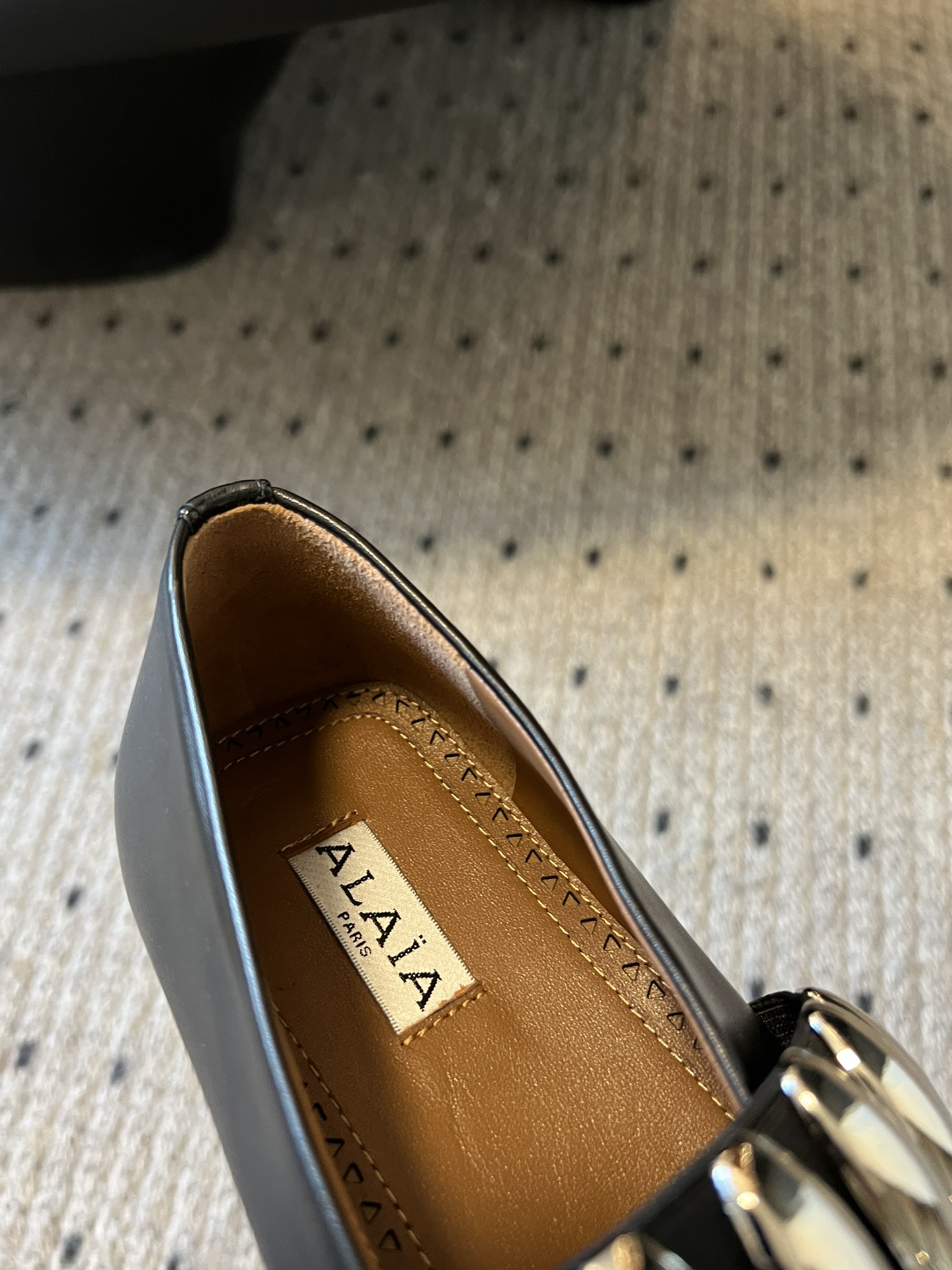 独家新品Alaia24/走秀款平底芭蕾舞鞋兜兜转转还得是Alaia极致的舒适和百搭交叉带的设计有种芭蕾舞