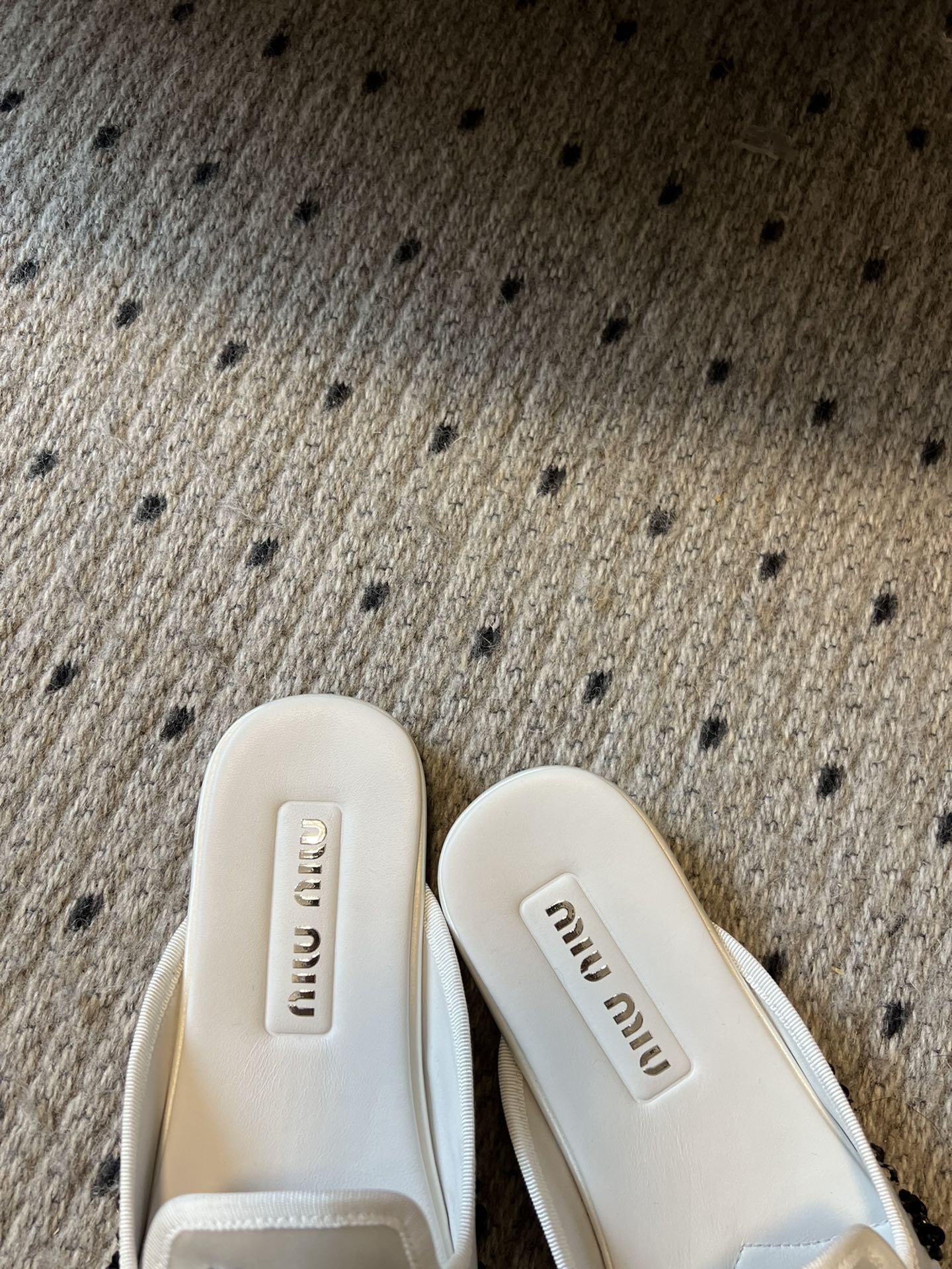 Miu Mi* 早春新款钉珠片乐福鞋/半拖
很重工的设计 上面全是珠片和串珠 工艺复杂 很有档次的一款。