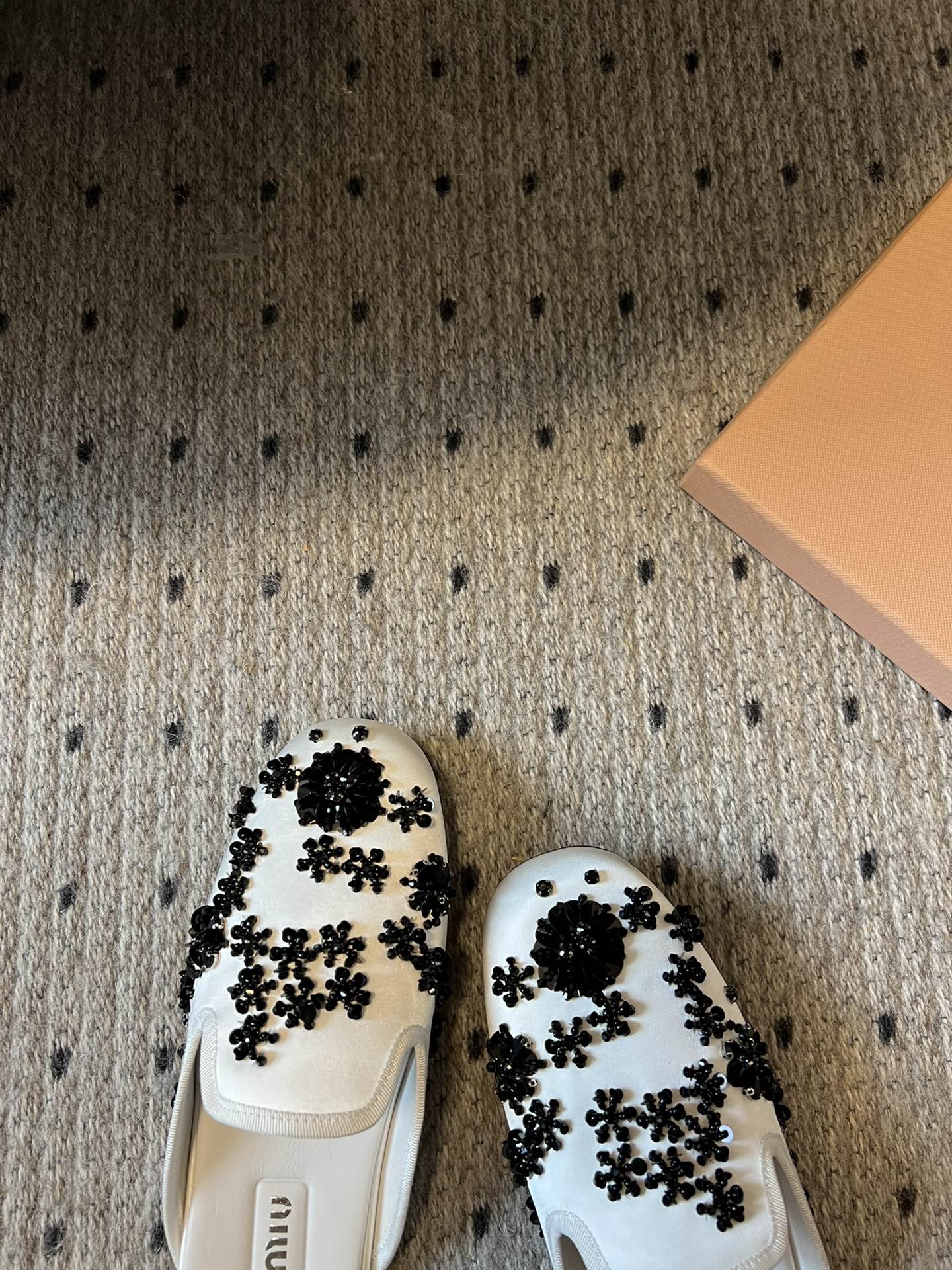 Miu Mi* 早春新款钉珠片乐福鞋/半拖
很重工的设计 上面全是珠片和串珠 工艺复杂 很有档次的一款。